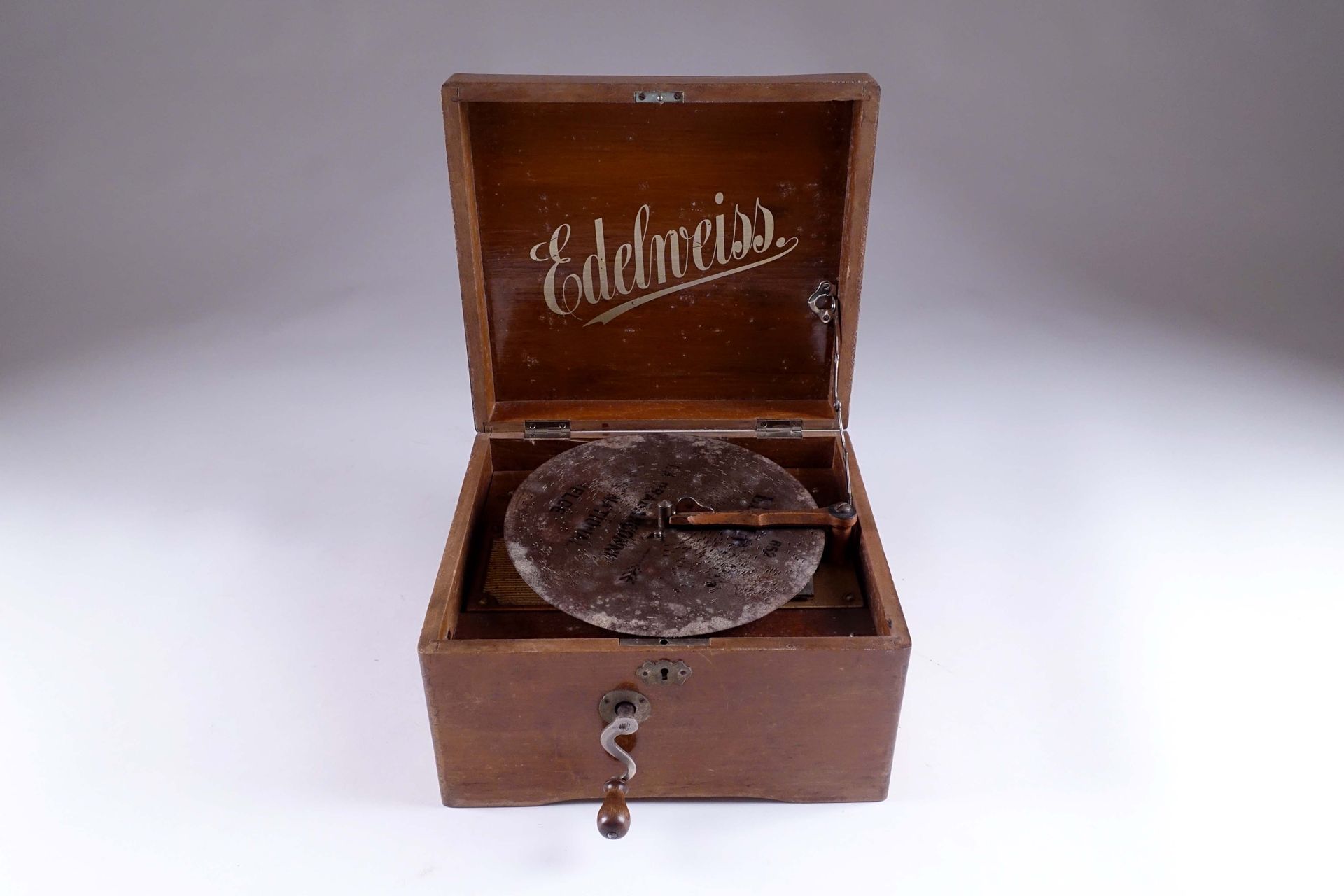 Boîte à musique de marque Edelweiss. 用于20.5厘米的光盘。曲柄。胡桃木。20世纪初。长度：27厘米。
