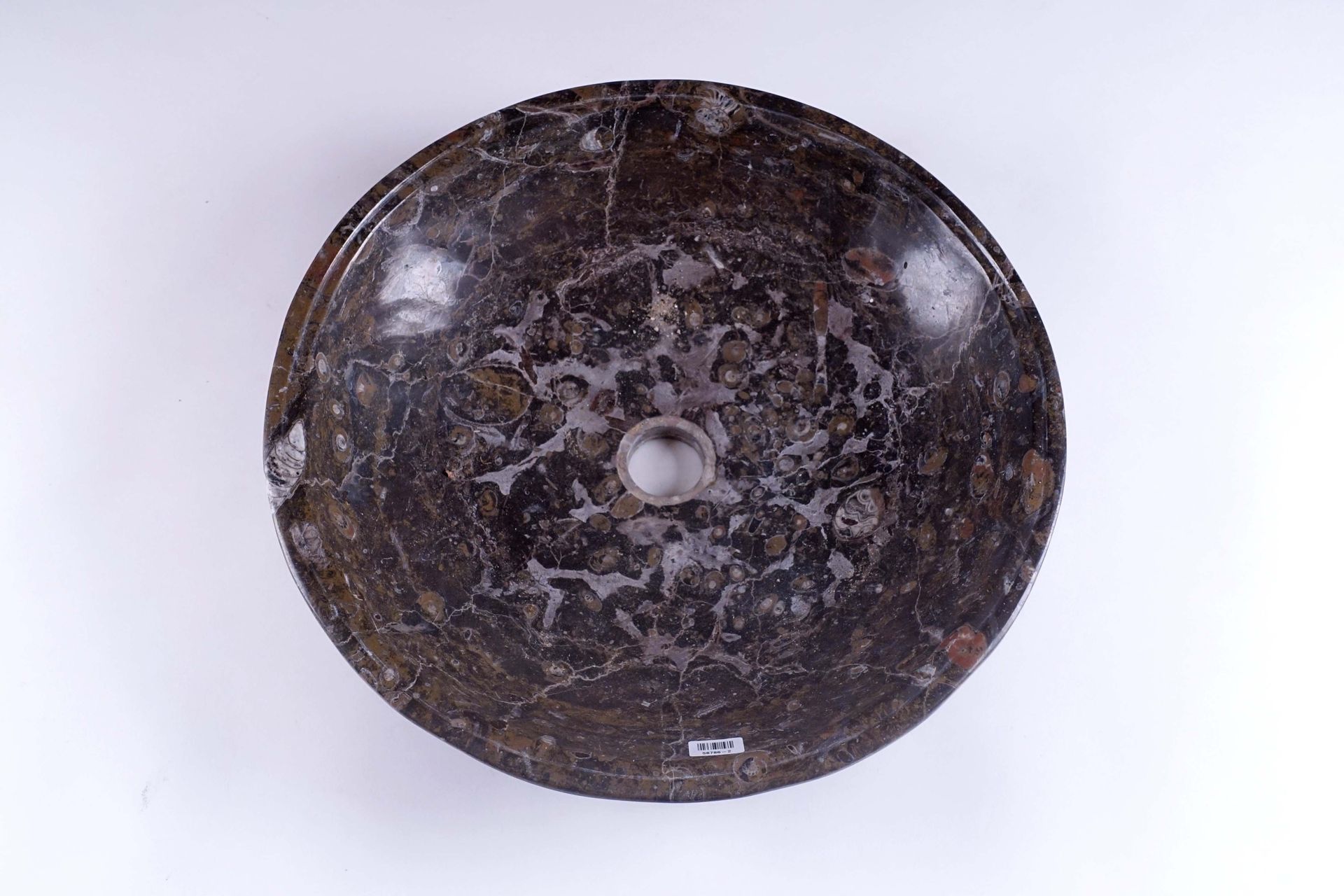 Vasque à eau. 大理石中含有化石的内含物，经过雕刻、塑形和抛光。直径：48厘米。