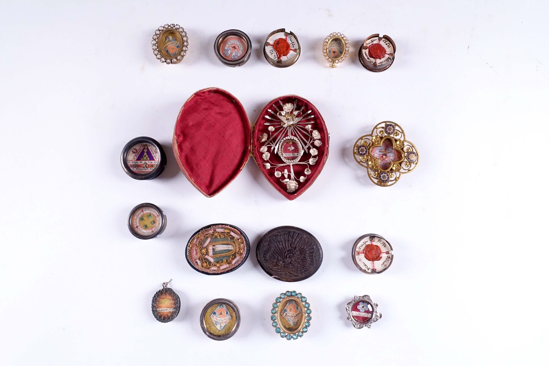 Collection de quinze petits reliquaires. Silberfarbenes, vergoldetes Metall, Str&hellip;