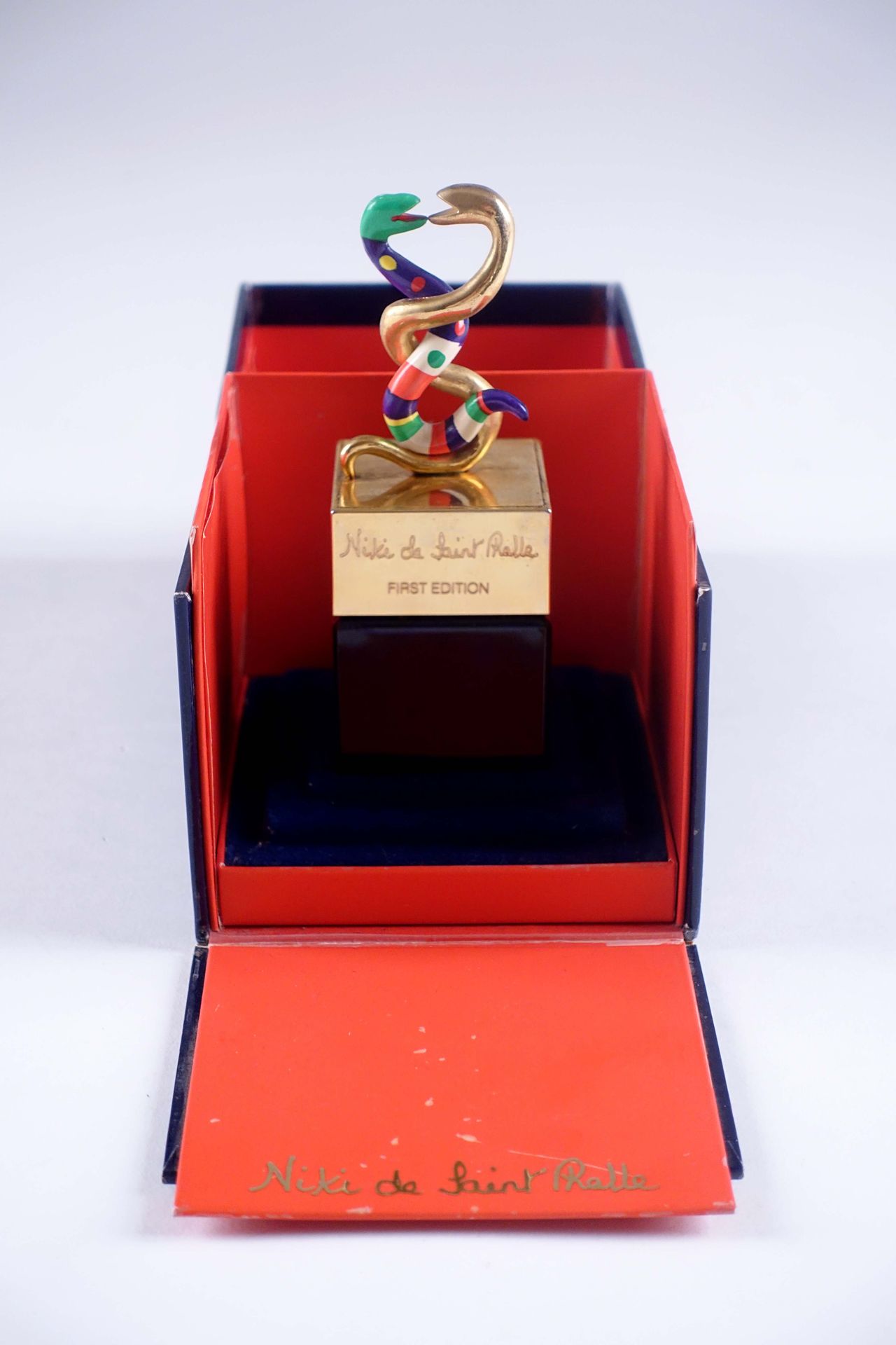 Niki de SAINT PHALLE. 第一版的瓶子，玻璃和涂金金属。高度：12厘米。在它的盒子里。