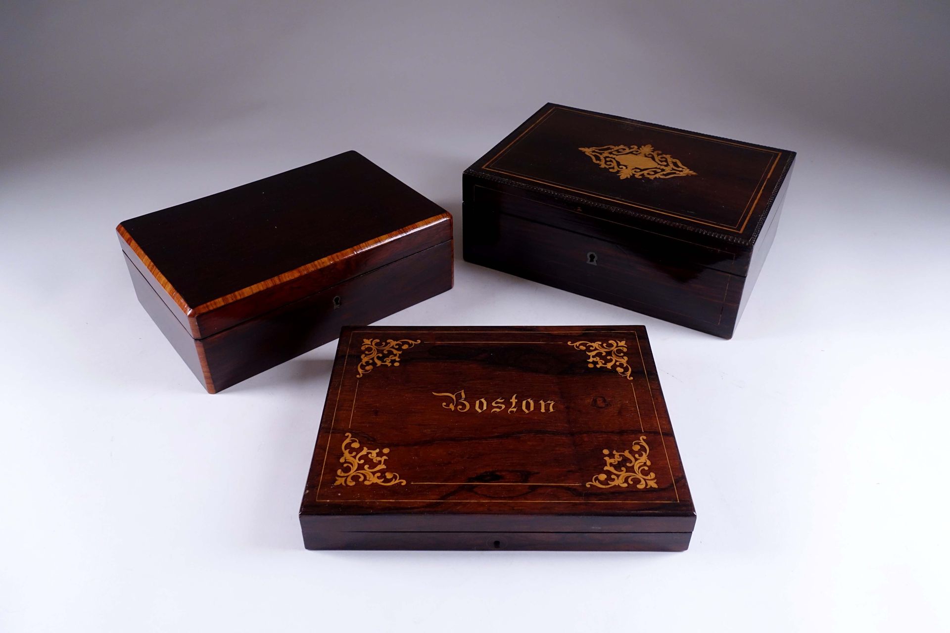 Trois coffrets à abattant. Rosewood inlaid. Work of the 19th century. Height : 3&hellip;