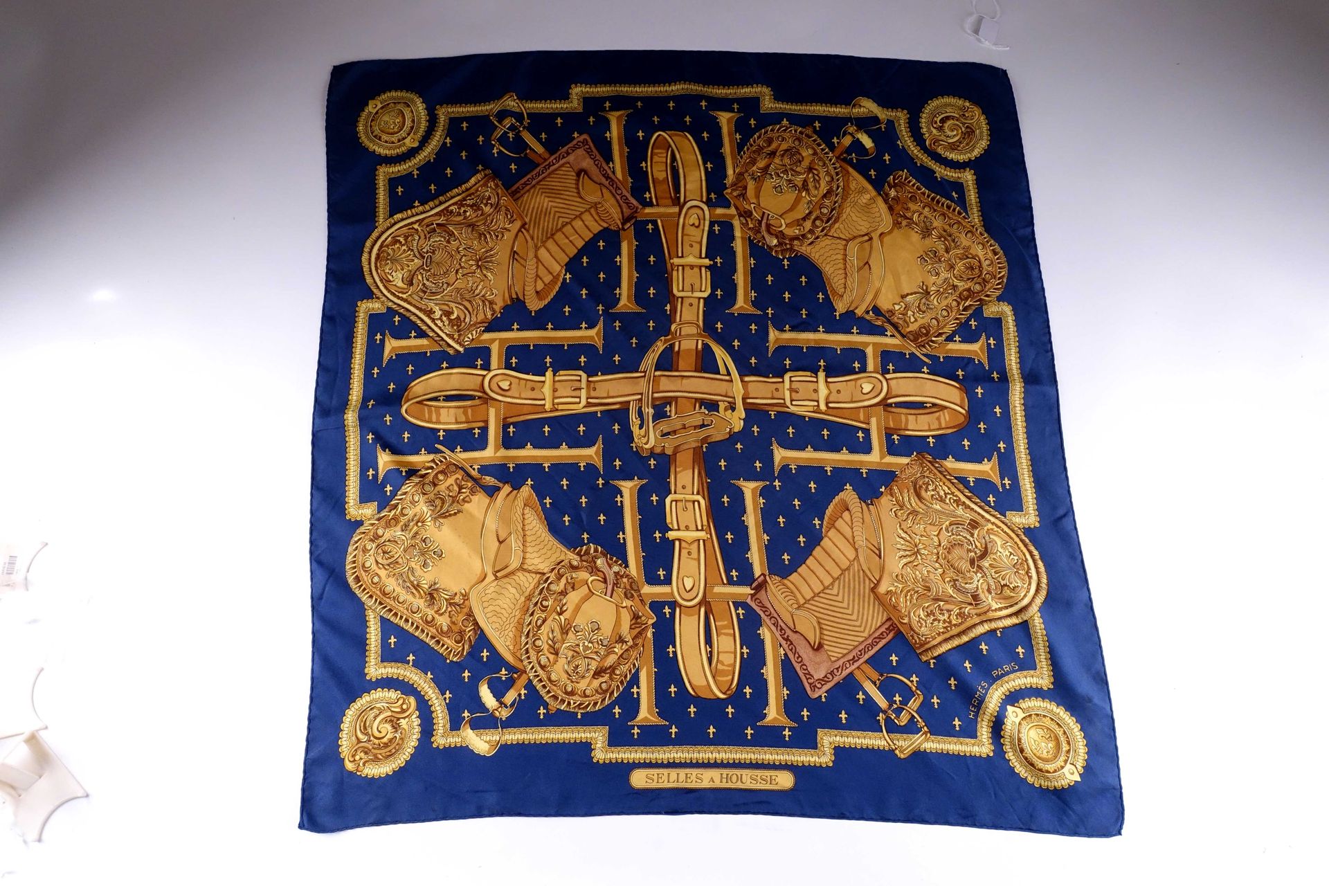 HERMES - PARIS. 在Christiane Vauzelles（1968）的卡片上。带盖的鞍座。蓝色场地上的金色印刷丝绸方块。在1989年和2000&hellip;