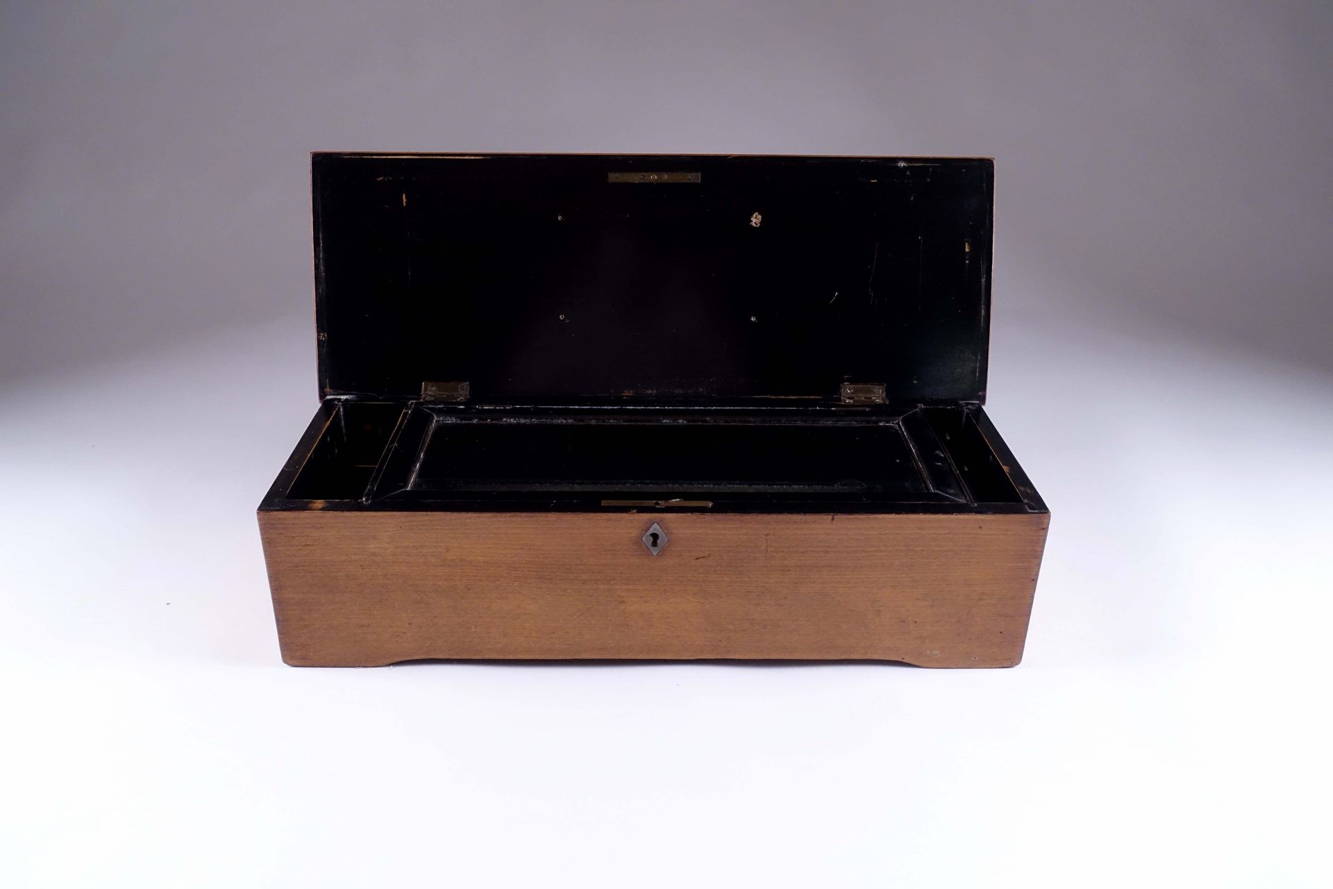 D’époque Napoléon III. Music box. Comb and cylinder system (length : 30 cm). Bla&hellip;