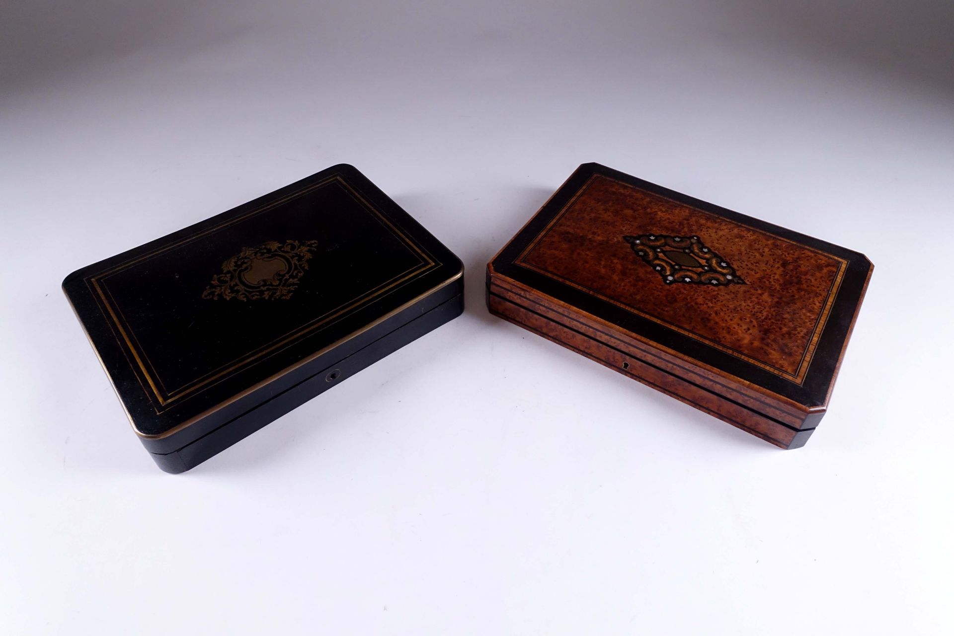 Deux boîtes à jetons. Legno nero lucidato e legno pregiato intarsiato con ottone&hellip;