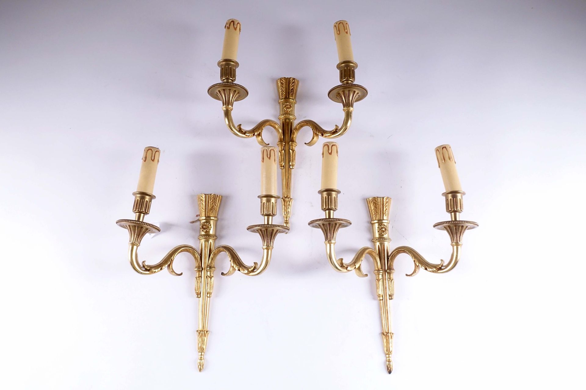 Suite de trois appliques de style Louis XVI. 带着箭筒，每个人都被两盏灯照亮。鎏金青铜。高度：38厘米。状态 : 状&hellip;