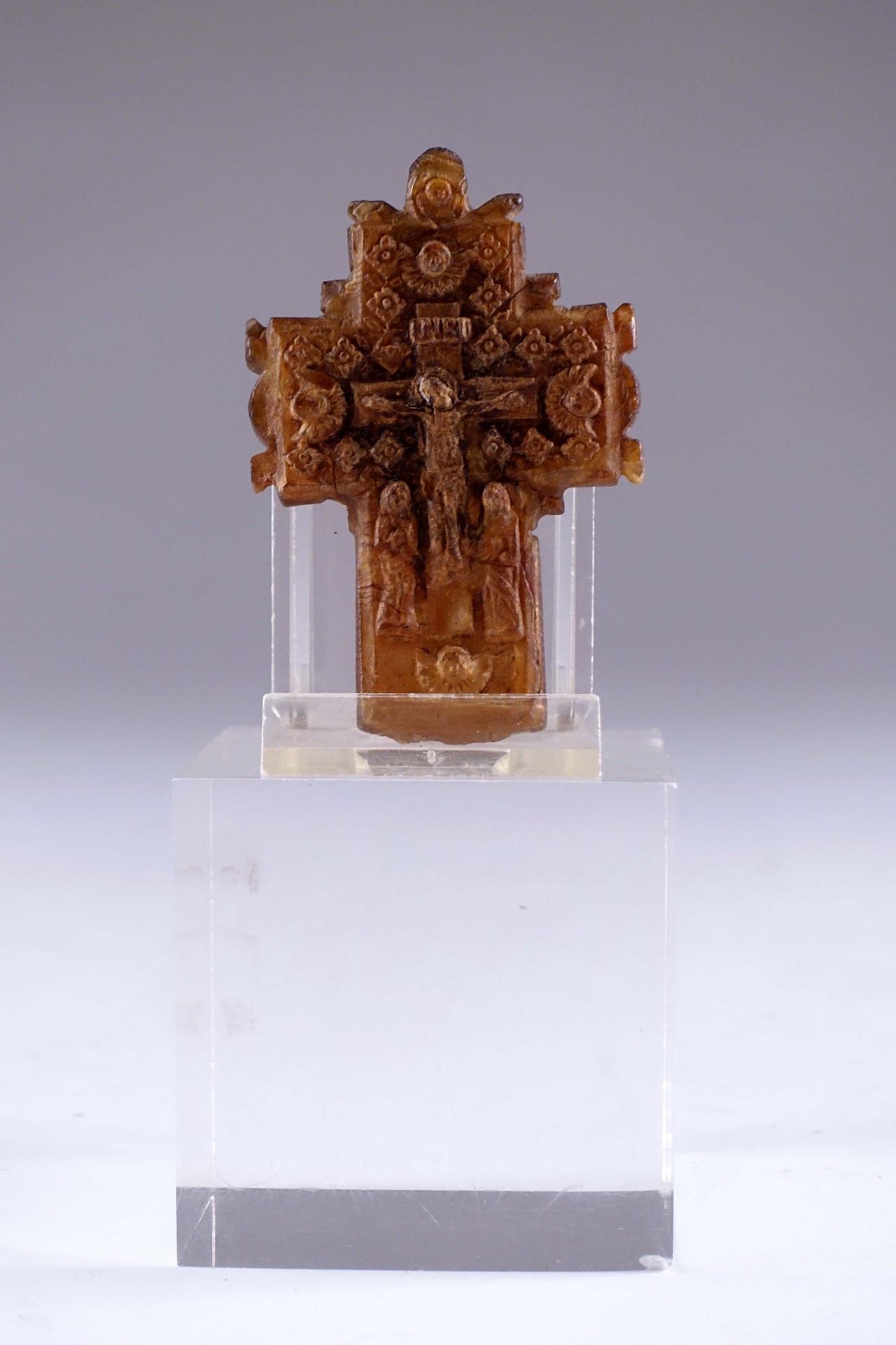 Croix orthodoxe de forme découpée. Figurant sur une façe le Christ en croix et s&hellip;