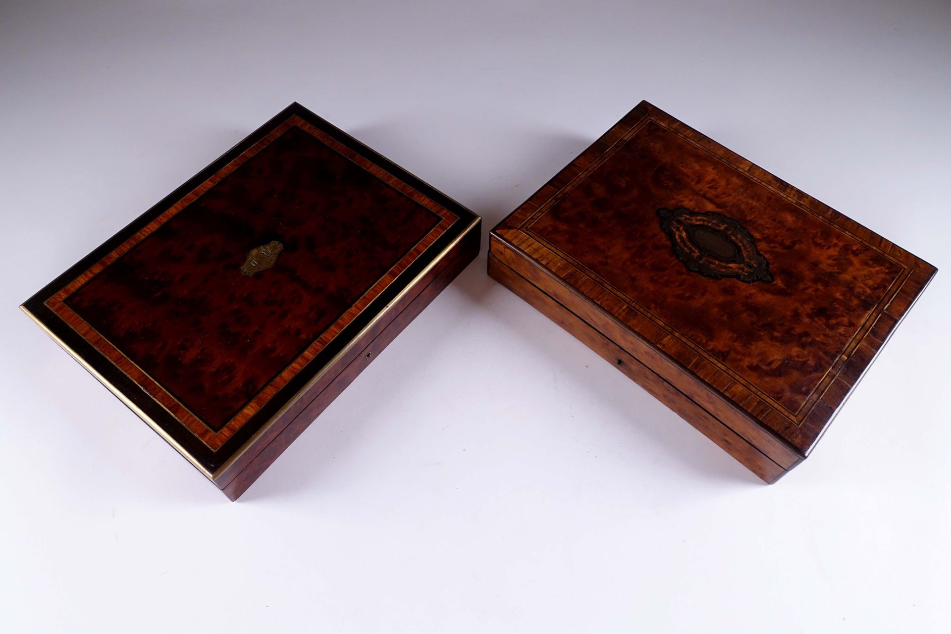 Deux coffrets à jetons. 挡板在储物柜上打开。珍贵的木材，镶嵌着黄铜。19世纪。长度：31厘米。