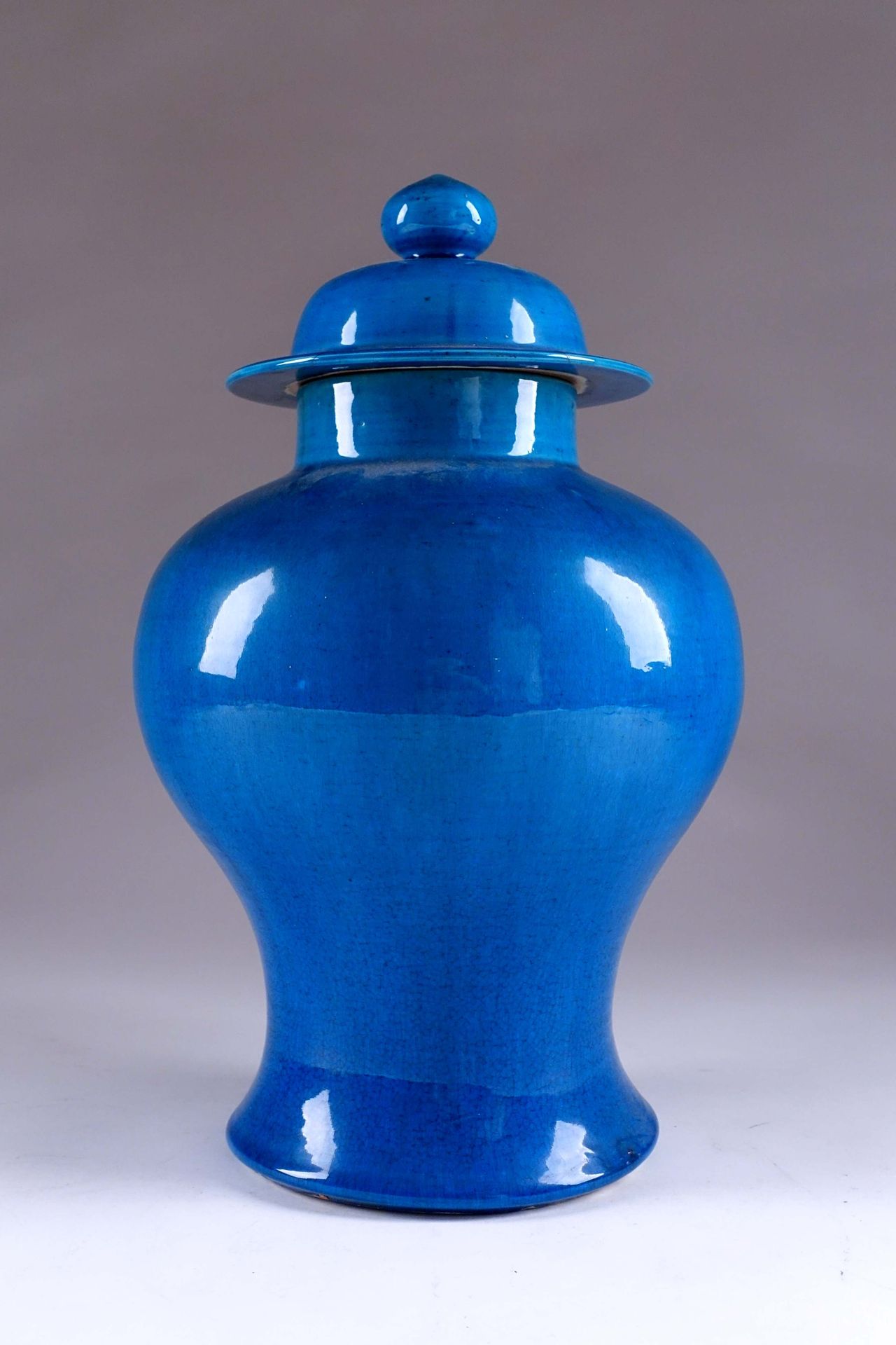Chine de la Fin du XIXe siècle. 大柱形花瓶。瓷器上的绿松石蓝单色釉。高度：44厘米。恢复了盖子。