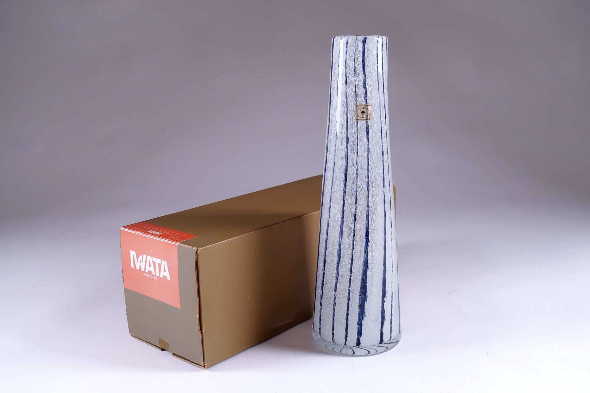 Iwata (Japon depuis 1927). Vase fuselé. Verre bullé à inclusions de filets bleus&hellip;