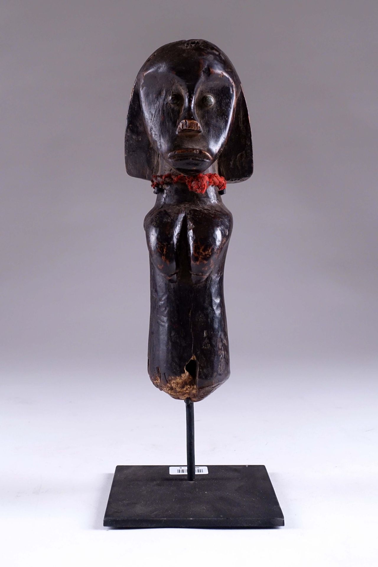 Buste de gardien de reliquaire Fang. 描绘了一位女性祖先。雕刻的木头，有光泽的铜锈。加蓬。高度：26厘米。