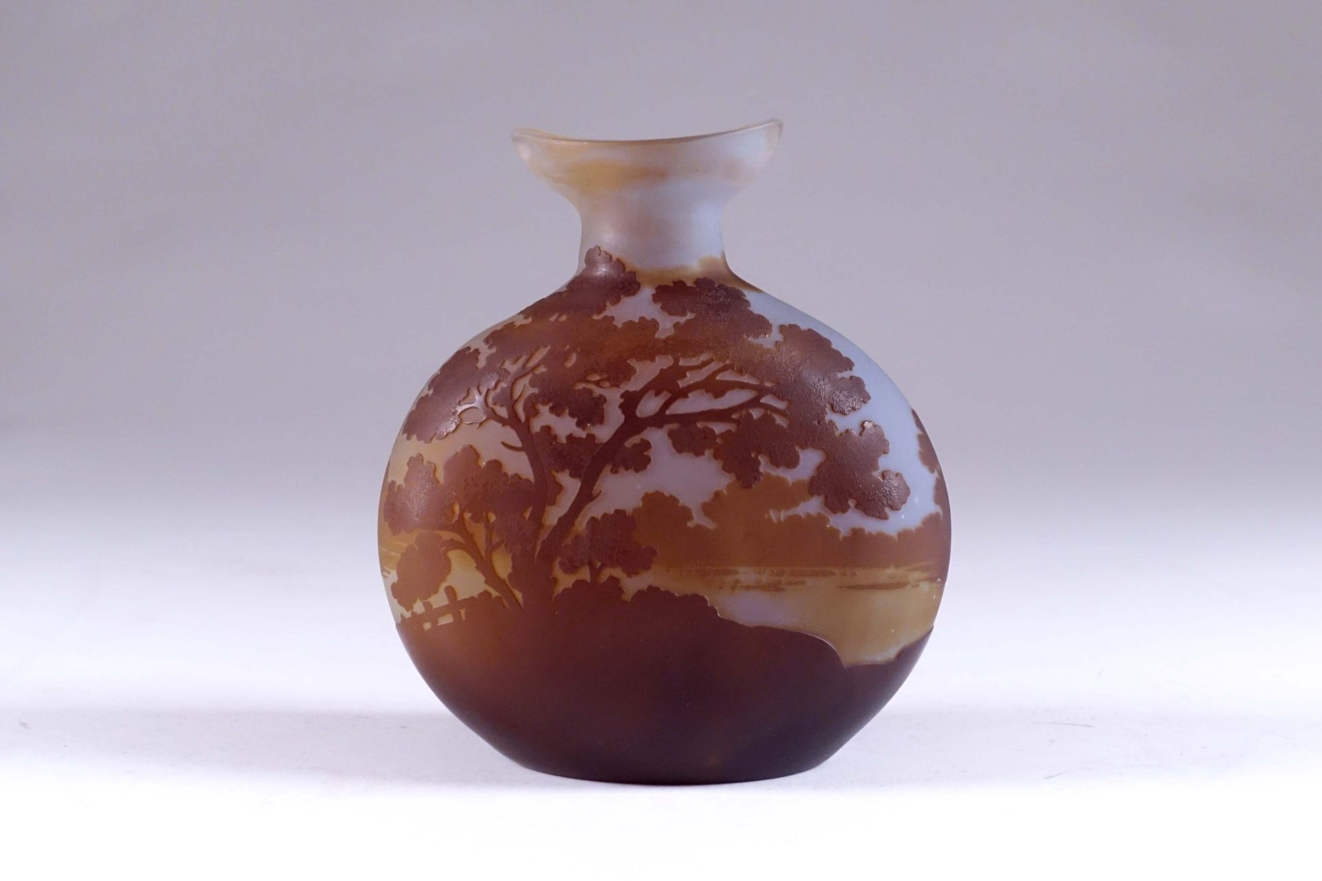 GALLE. Vase in abgeflachter Form mit ausgestelltem Hals. Mehrschichtiges Glas mi&hellip;