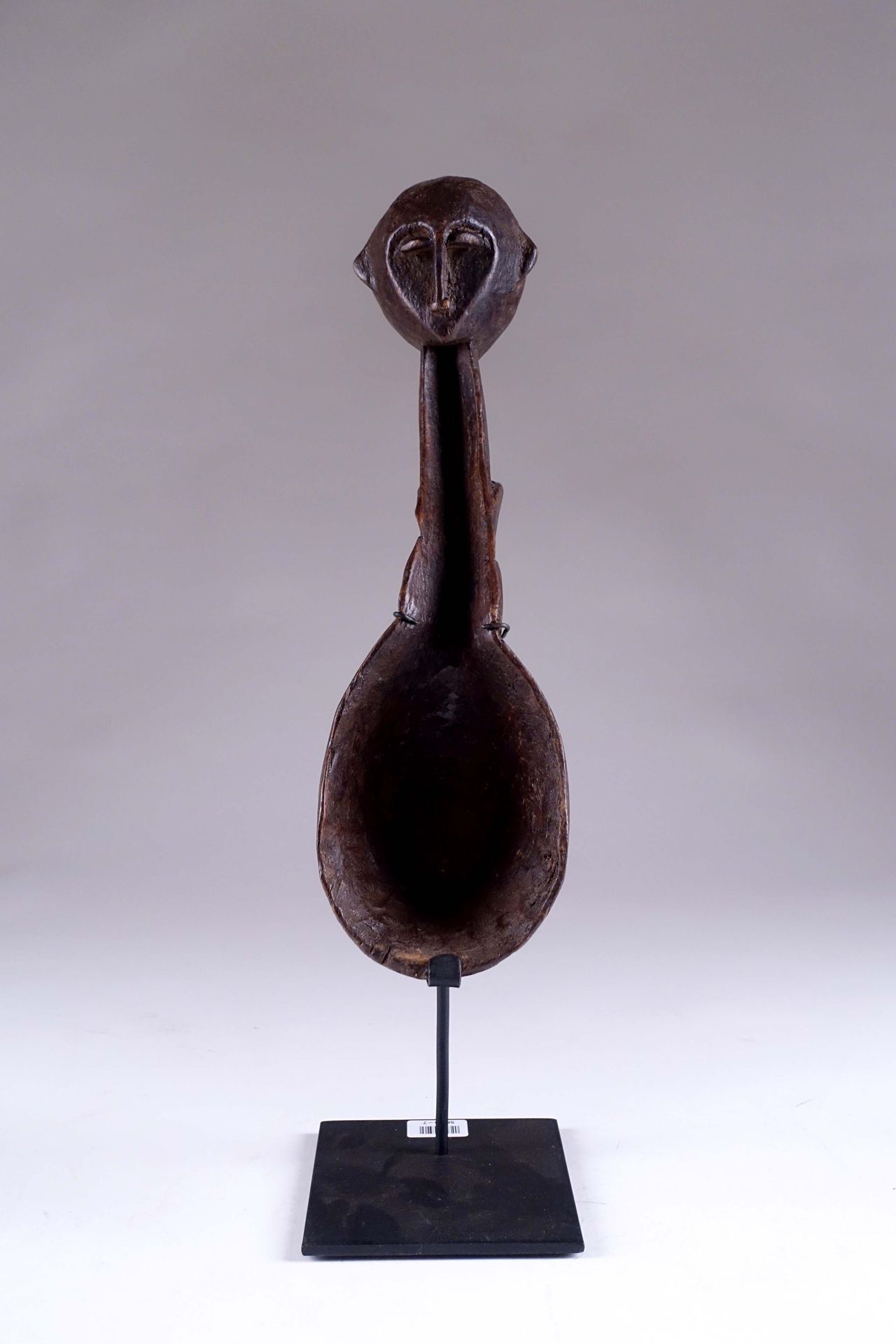Cuillère rituelle de guerrier Senoufo. 有拟人化的手柄。雕刻和抛光的木材。象牙海岸。长度：39厘米。安装在一个底座上。