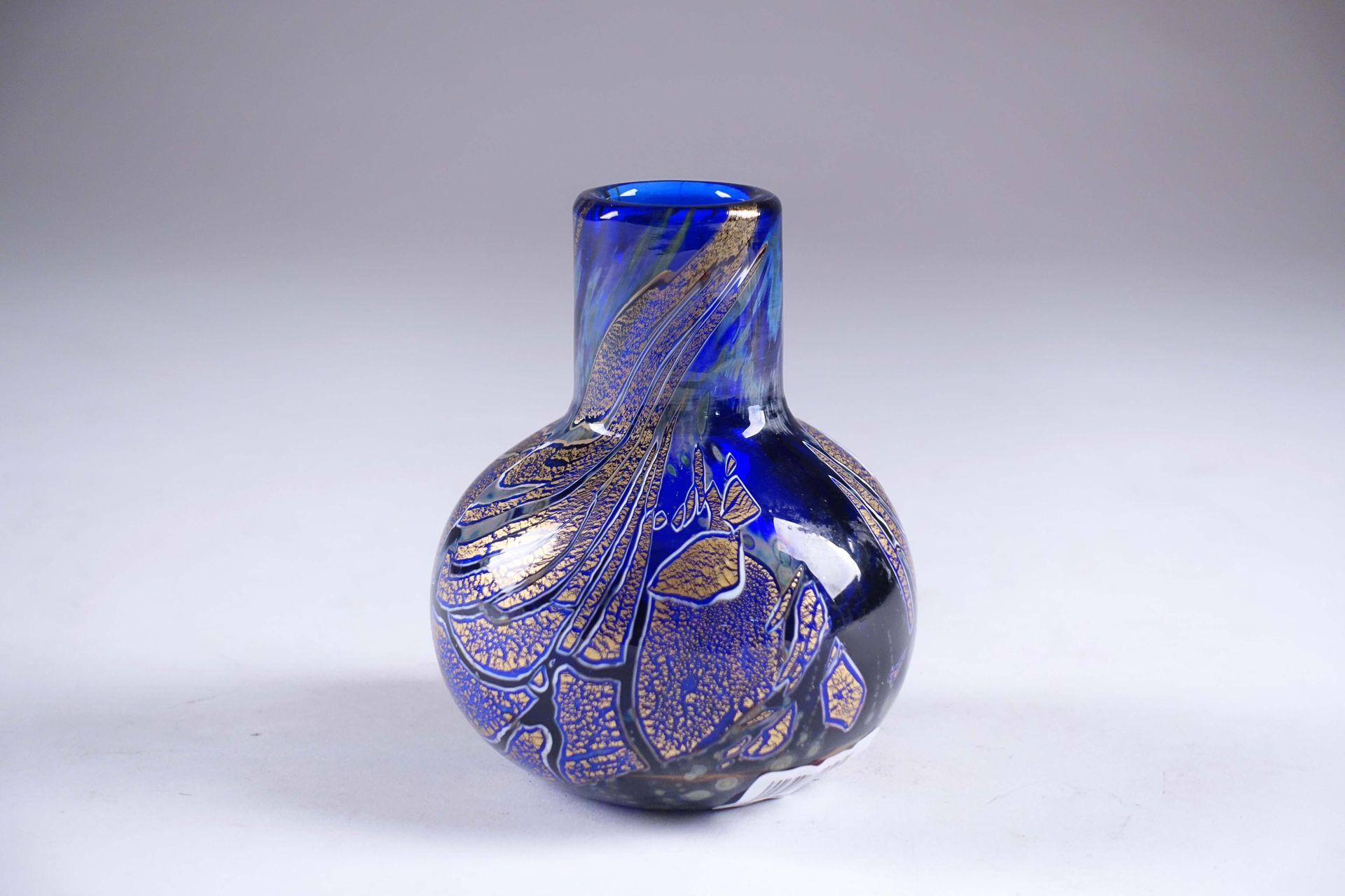 Louis Leloup (Maitre verrier belge, Seraing 1929). Vase with a midnight blue bac&hellip;