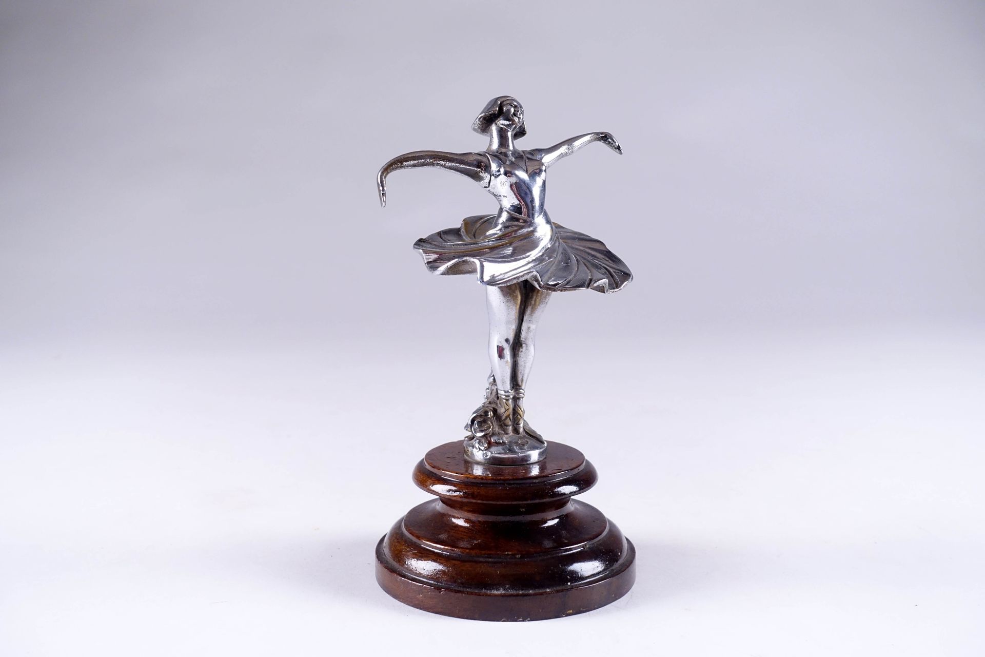 H. Briand - Editeur à Paris. 舞蹈家。装饰艺术风格的散热器吉祥物。镀铬青铜。高度：14.5厘米。在一个转动的木质底座上。