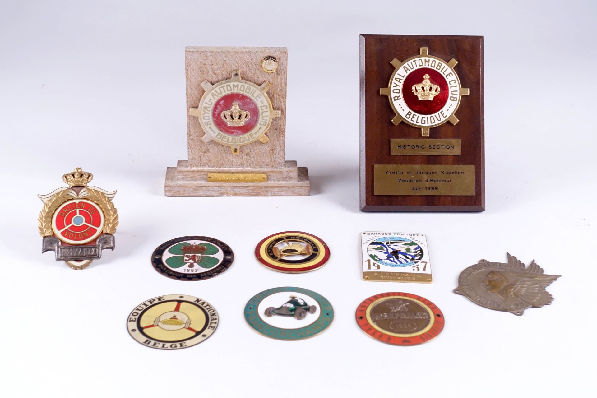 Collection de badges belges. En métal émaillé, dont Ecurie Belgique - Equipe Nat&hellip;