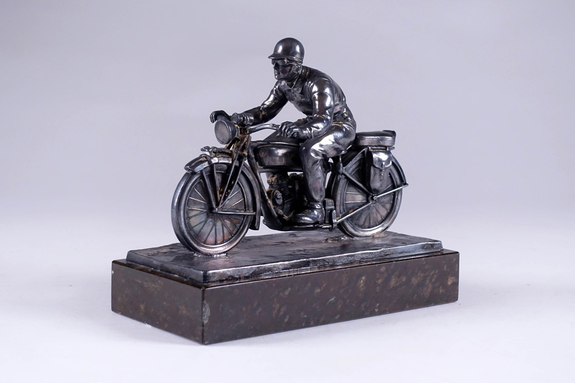 Le Motocycliste. 大理石平台上的镀银金属雕塑。未签署。约1920年。尺寸：21 x 10 x 18厘米。