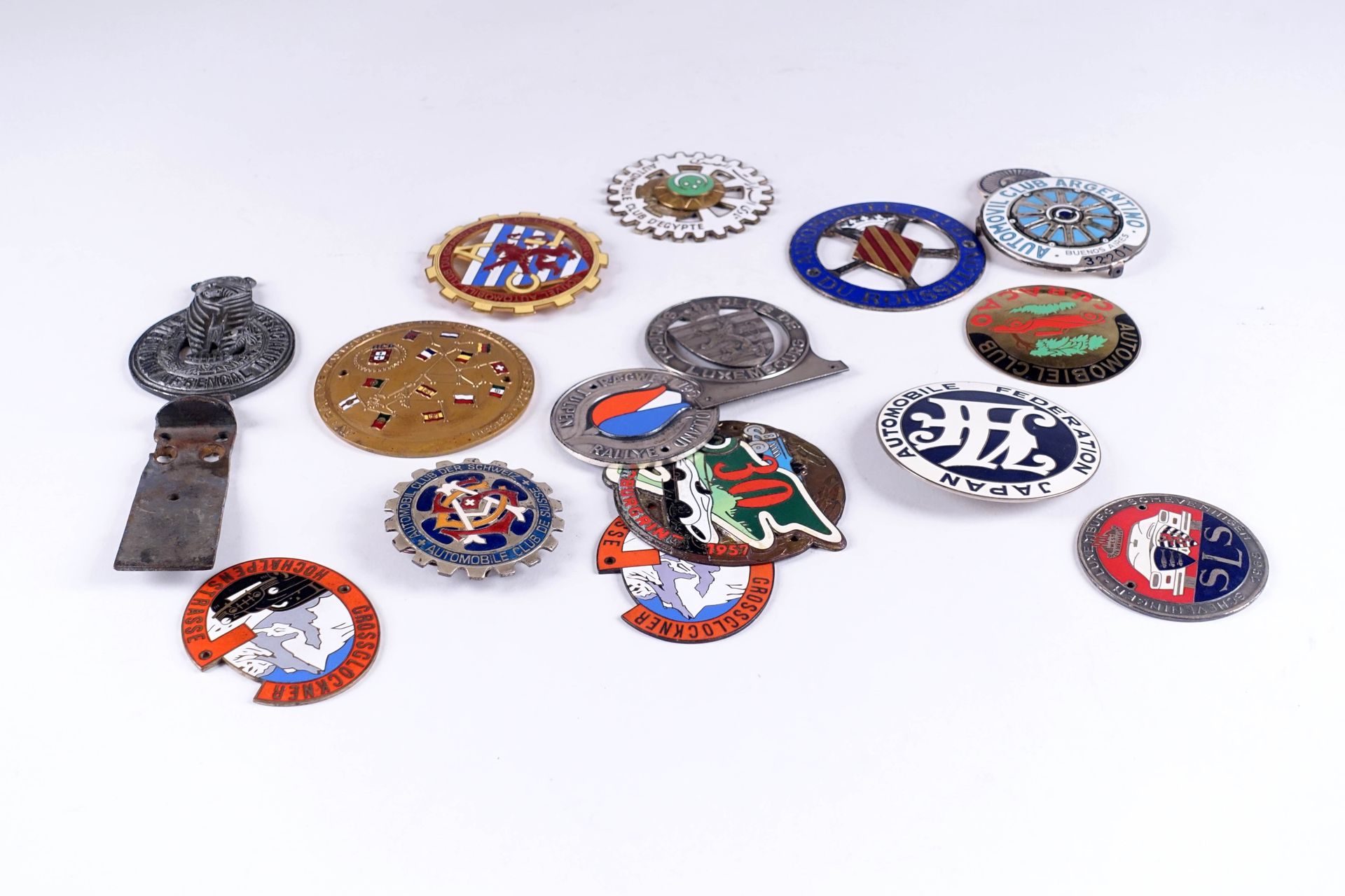 Collection de badges d’automobile club, de rallye et de circuit. Compreso quello&hellip;