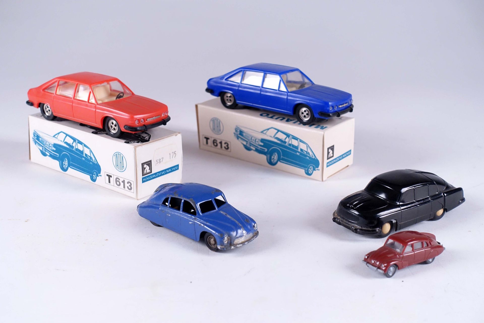 Tatra. Cinco modelos a escala. Uno de ellos está fabricado por Gasky - Bélgica (&hellip;