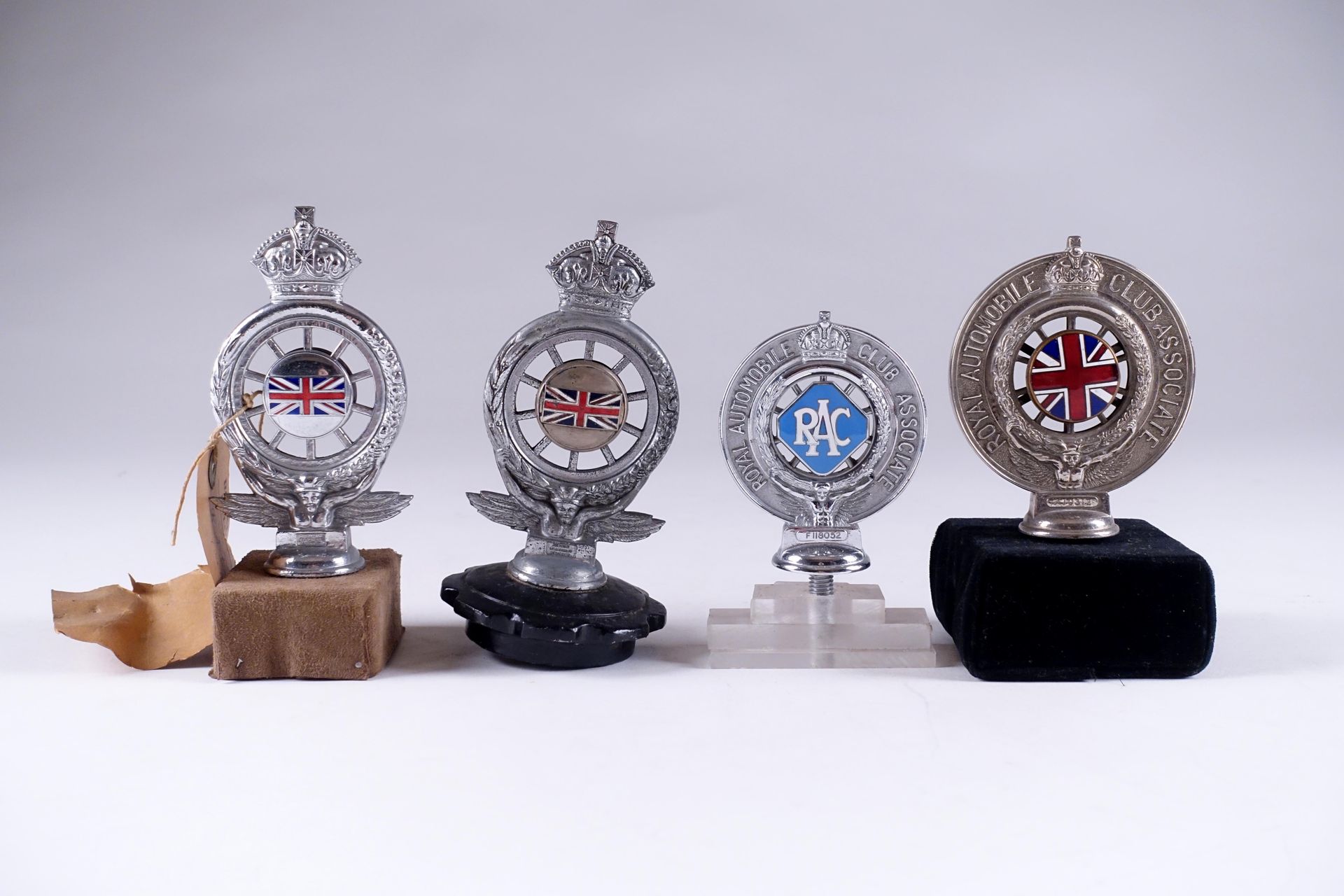 Quatre badges du “Royal Automobile Club“. 其中三个有英国国旗图案。搪瓷金属。高度：10至14厘米。