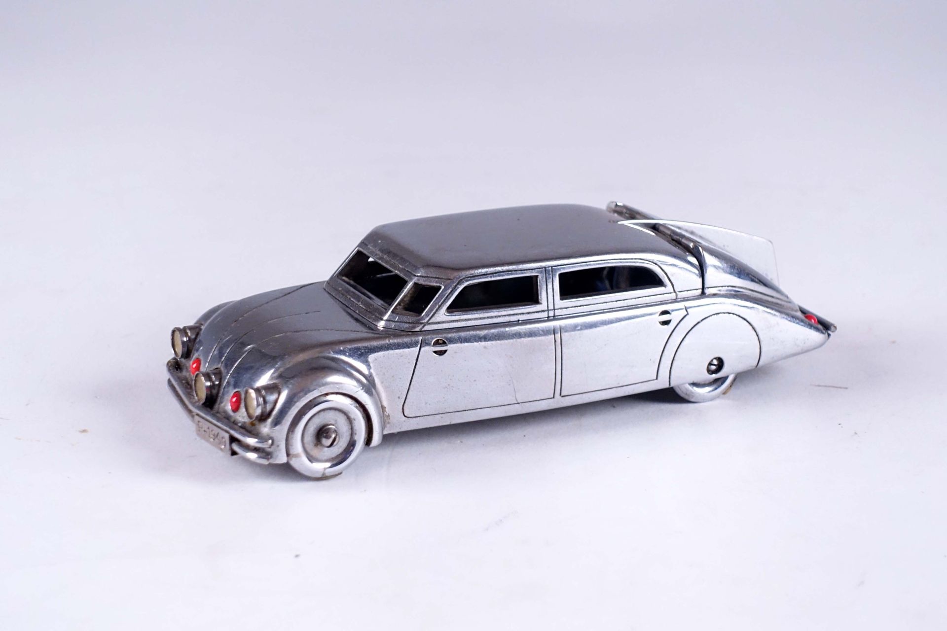 Tatra T77 (1934-1938). Rare modèle réduit, formant vide-poche, au toit articulé.&hellip;