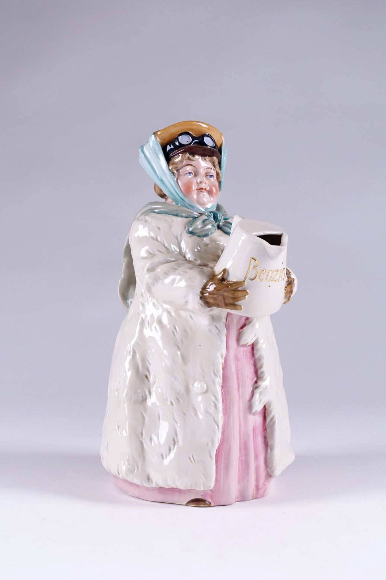 Cafetière anthropomorphe. 描绘了一个戴着帽子和眼镜、拿着咖啡壶的女司机。标记的Benzin。多色陶器。德国。20世纪初。高度：29厘米&hellip;