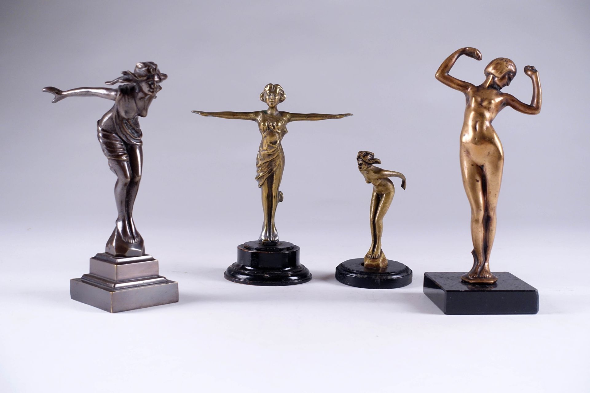 Quatre mascottes sur le thème de la femme. Figurant naiads and dancers. Bronze. &hellip;
