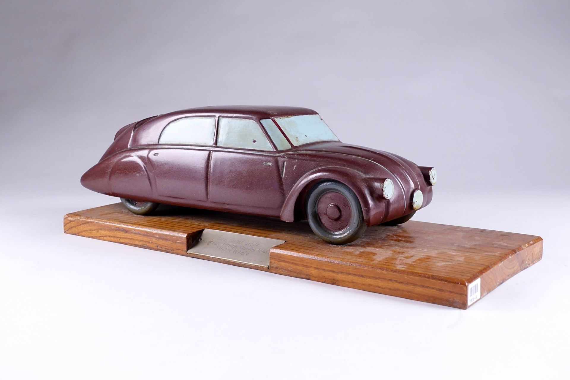 Tatra. 工厂型号77。喷漆的铝。约1935年。长度：50厘米。安装在木质甲板上，由工厂在1952年提供，作为乒乓球比赛的奖品。