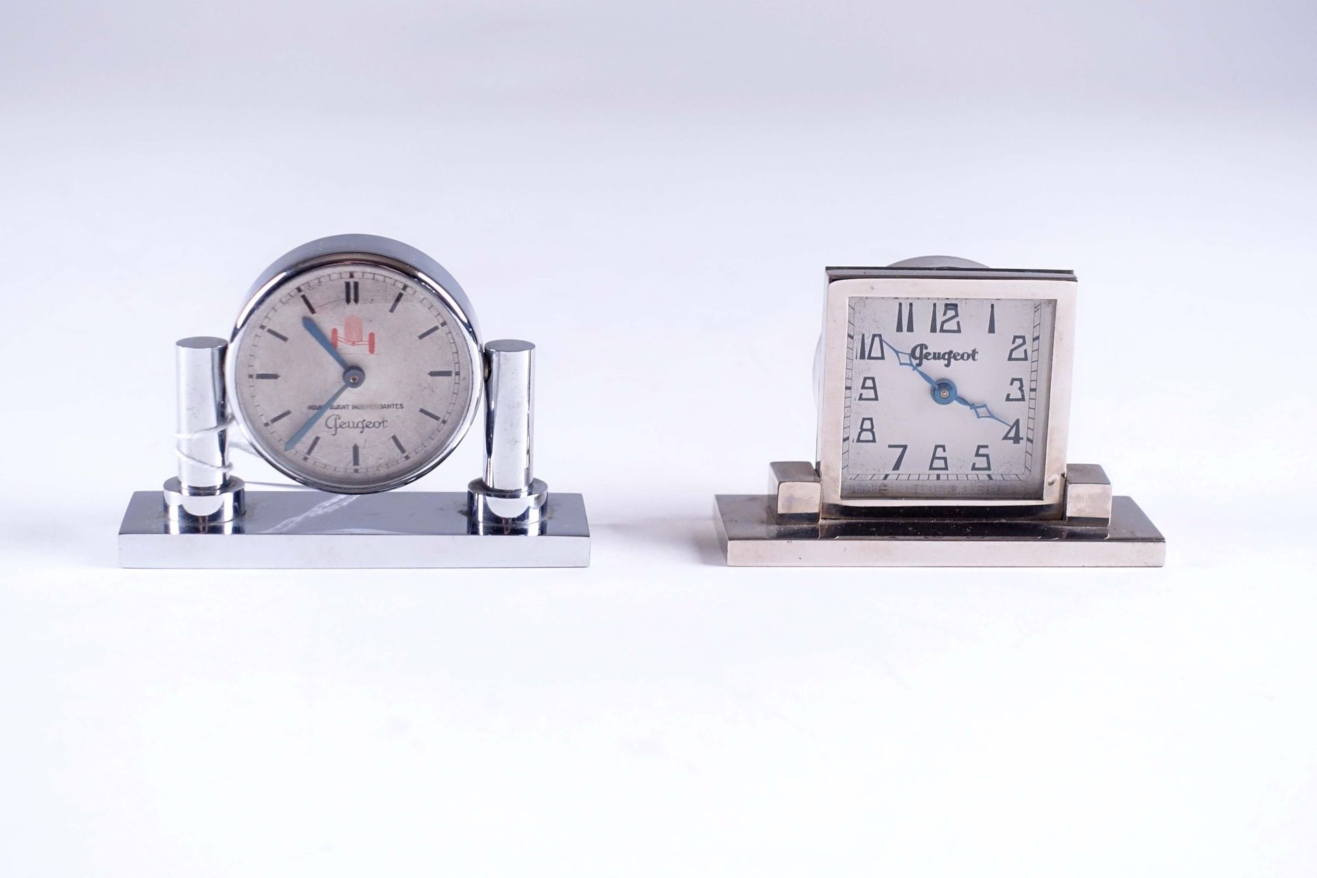 Automobile Peugeot. Due orologi da tavolo Art Déco con marchio del produttore su&hellip;