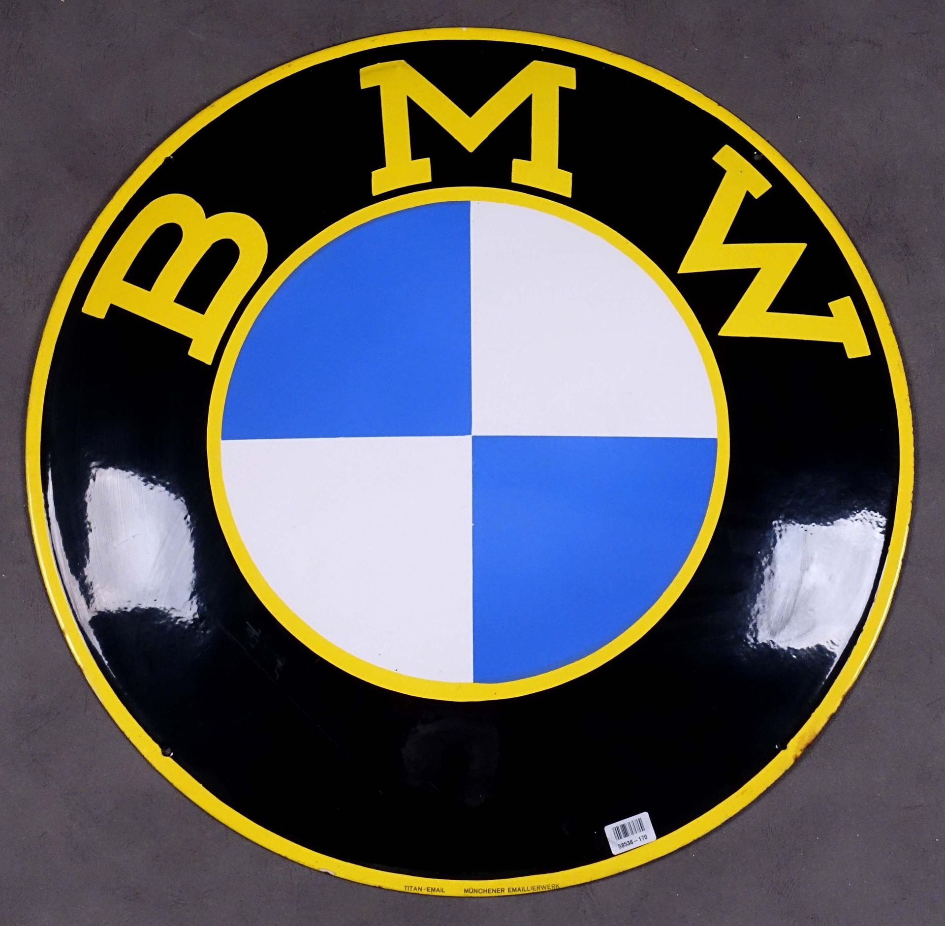 BMW. 带有 "Titan Email - Münchener Emaillier Werk "标志的搪瓷板。直径：58厘米。约1930/1940年。状态 :&hellip;
