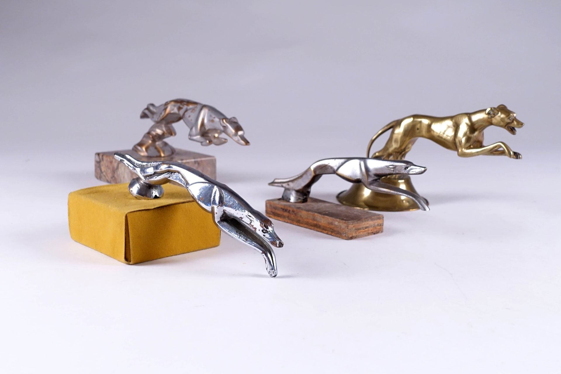 Quatre mascottes de radiateur, Art Déco. 奔跑的灰狗。青铜器。长度：17至21厘米。在一个基地上。