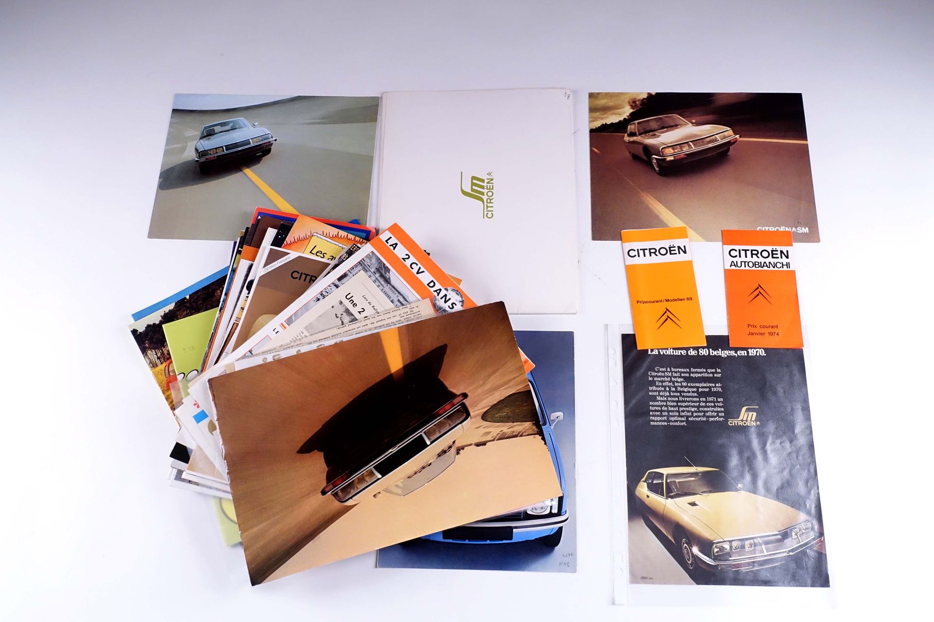 Citroën. Großer Stapel von Katalogen und Verkaufsunterlagen der 2CV-Modelle in i&hellip;