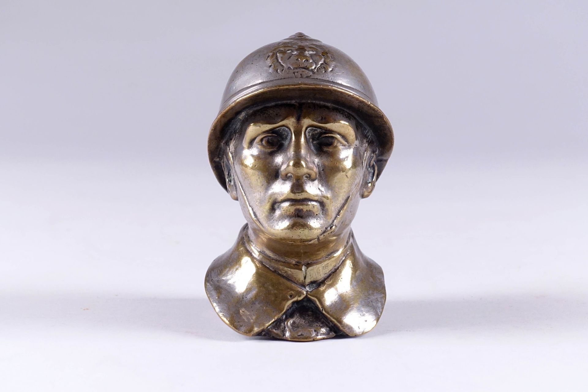 Pierre de Soete (1886-1948). 那个比利时士兵。散热器吉祥物，偶尔在Excelsior汽车上使用。镀镍的青铜。20's.高度：11厘米&hellip;
