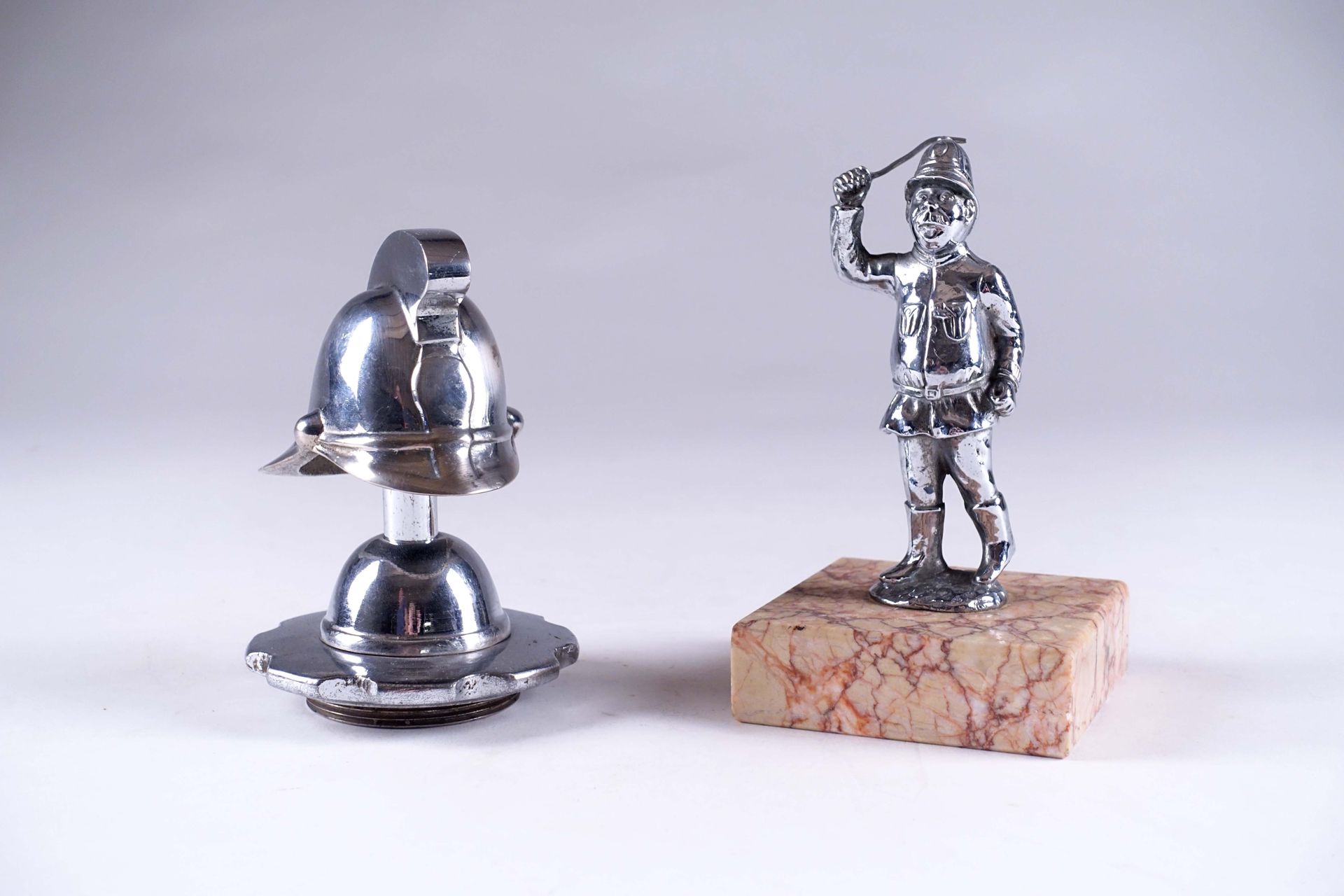 Bobby et casque de pompier. 两个镀铬的金属散热器吉祥物，一个在大理石平台上，另一个安装在一个塞子上。高度：12和14厘米（不包括底座&hellip;