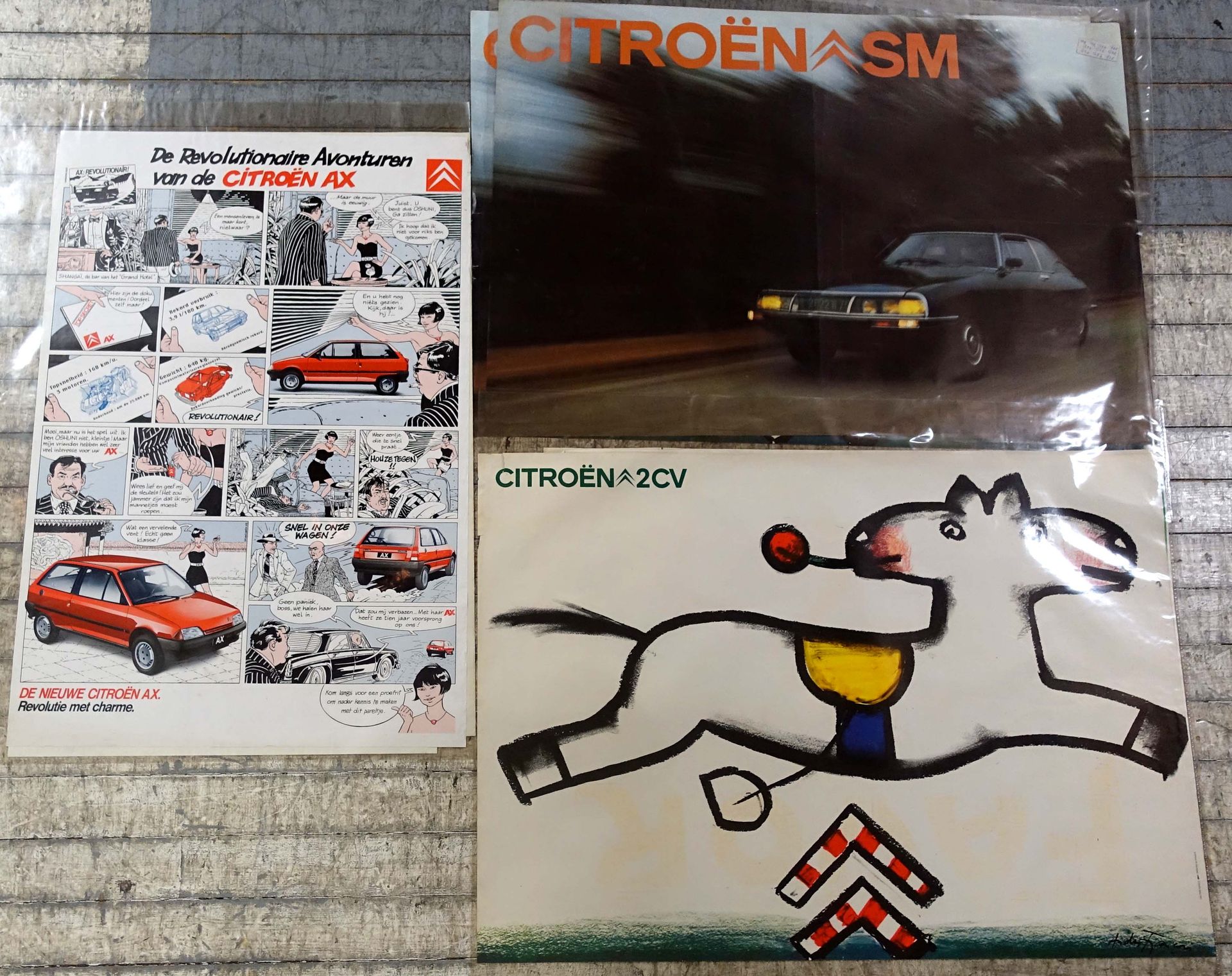 Citroën. 一批15张雪铁龙的广告海报，包括SM、AX、2CV、Visa和2PK车型。无框和无盖的各种尺寸的海报。条件：条件一般。