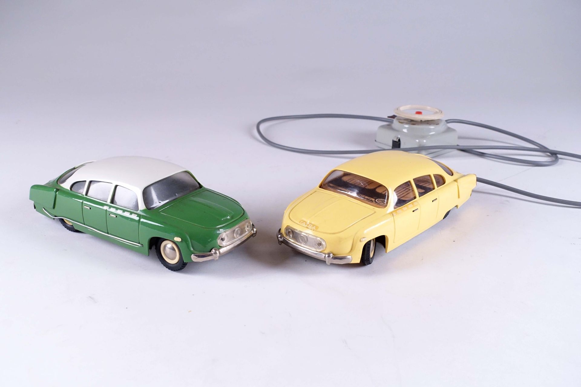 Ites (République Tchèque). Tatra 603.摩擦玩具。金属板和塑料。Tatra 603线导。带有电动马达。长度：21厘米。状态 :&hellip;