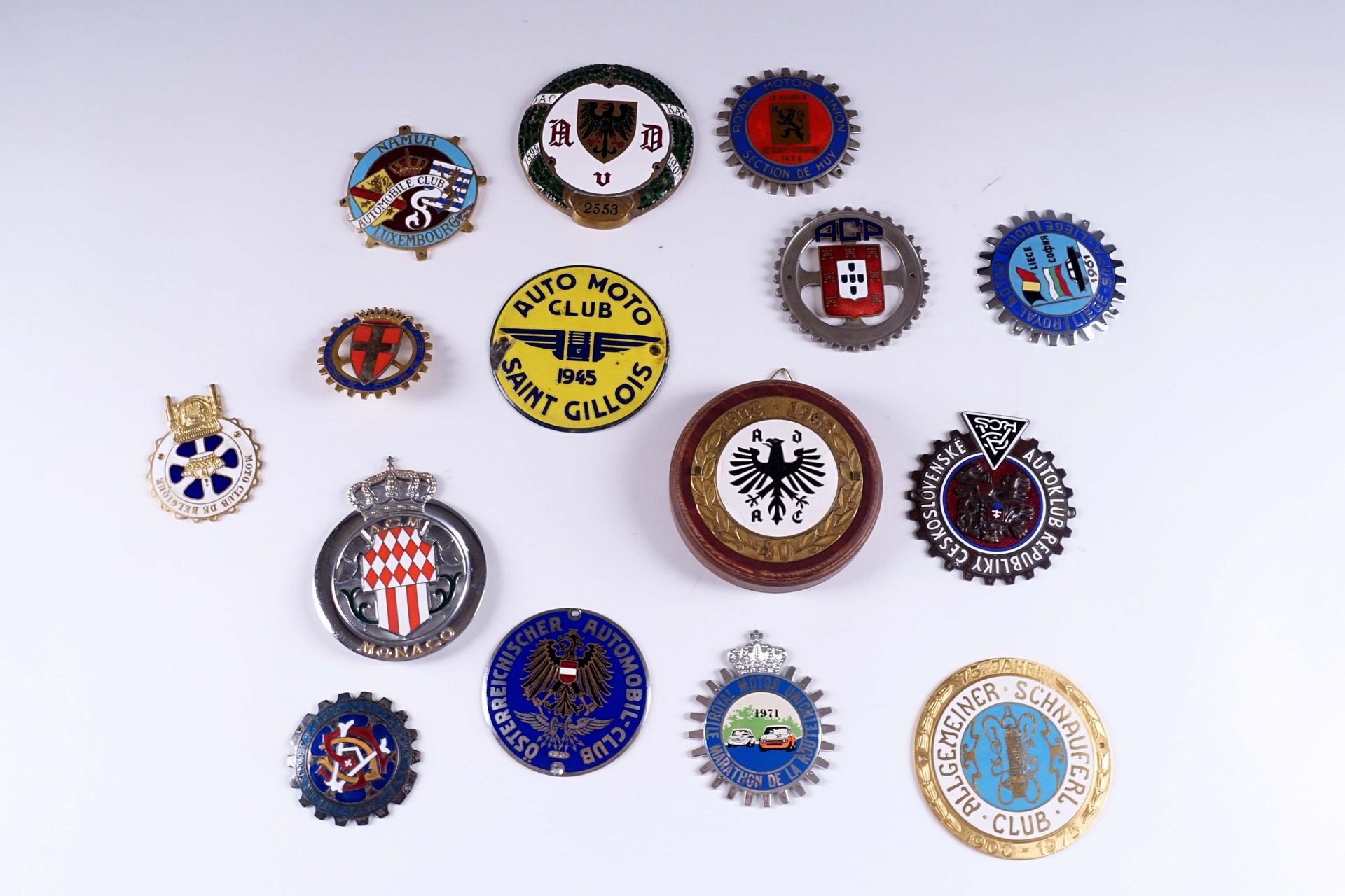 Quinze badges d’automobiles Clubs. Germania - Belgio - Monaco - Italia. Metallo &hellip;