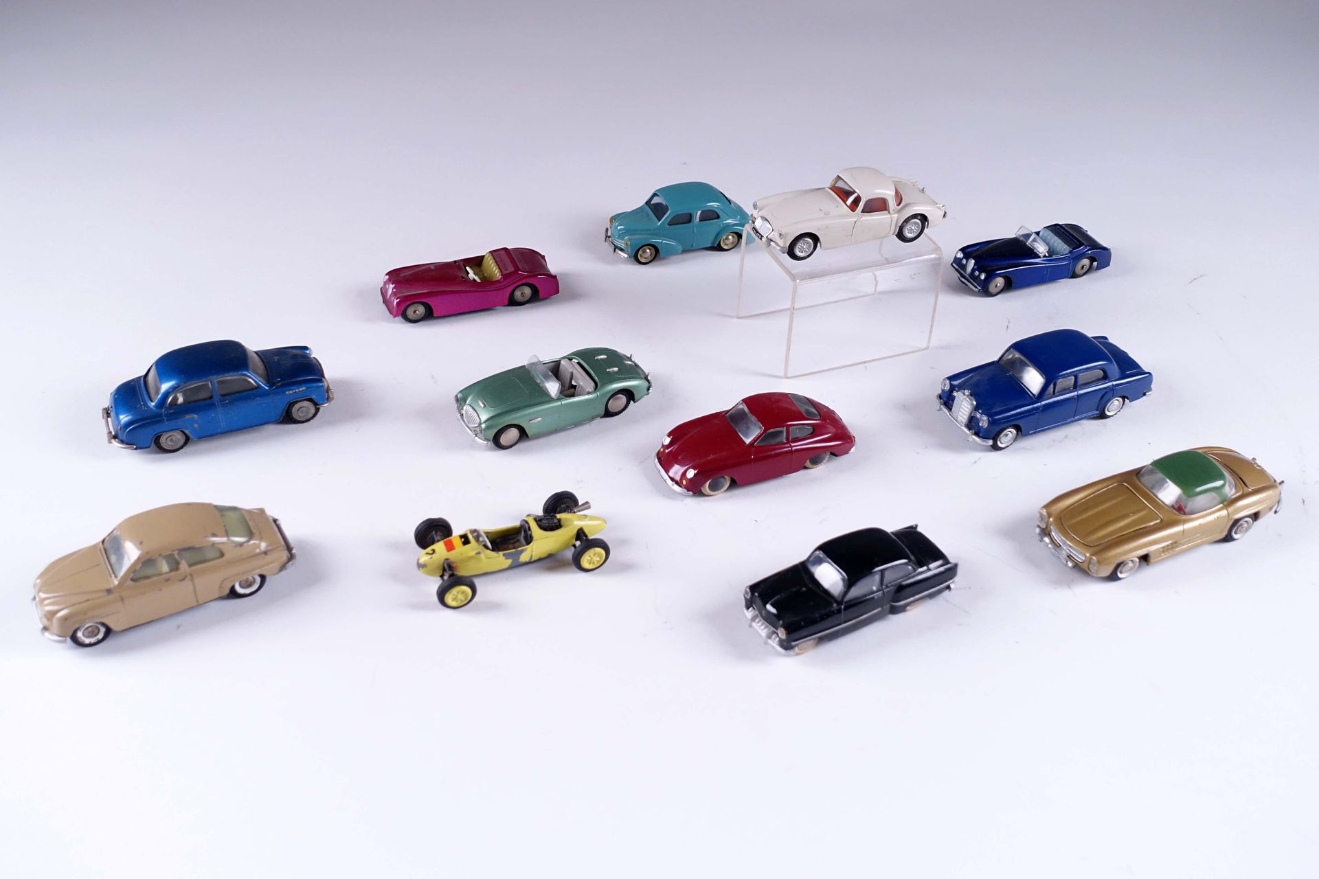 Tekno. Collection de douze voitures de tourisme ou de course : MG - Alfa Romeo -&hellip;