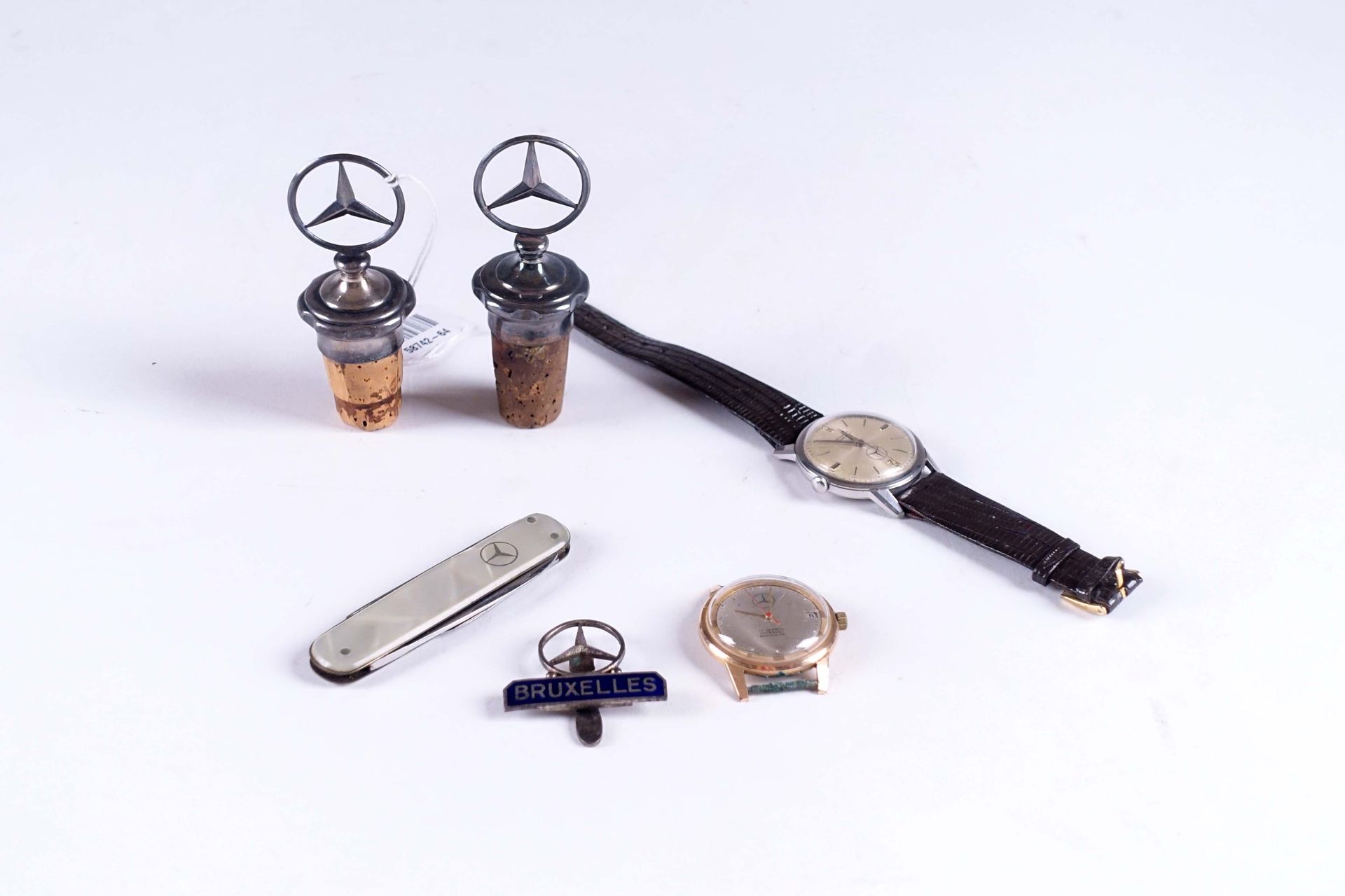 Mercedes. Collection d’objets promotionnels, composée de deux montres-bracelet, &hellip;