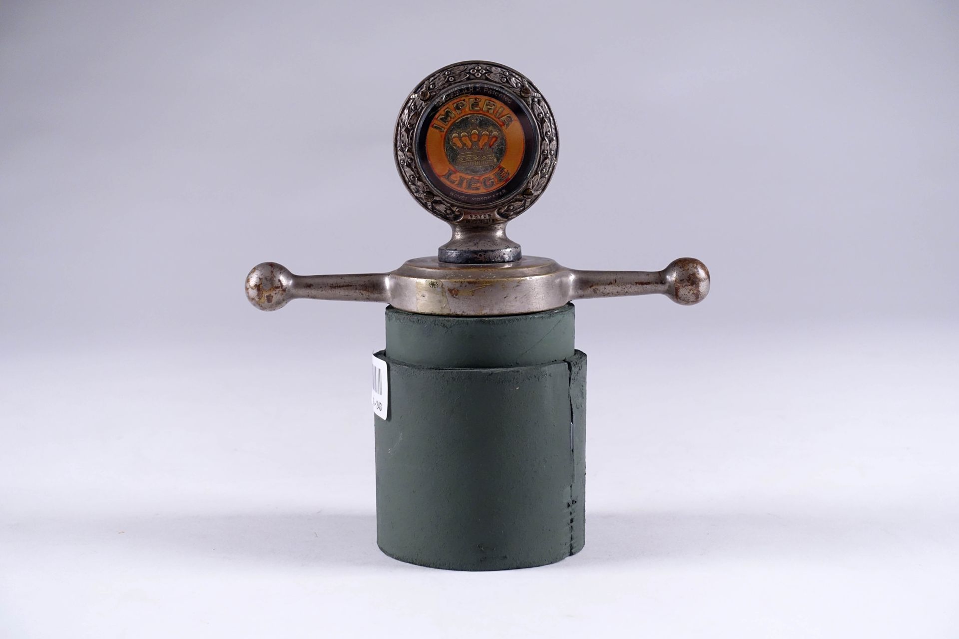 Imperia - Liège. 博伊斯Motometer "散热器盖，带月桂花环。镀镍金属。20's.高度：9厘米。