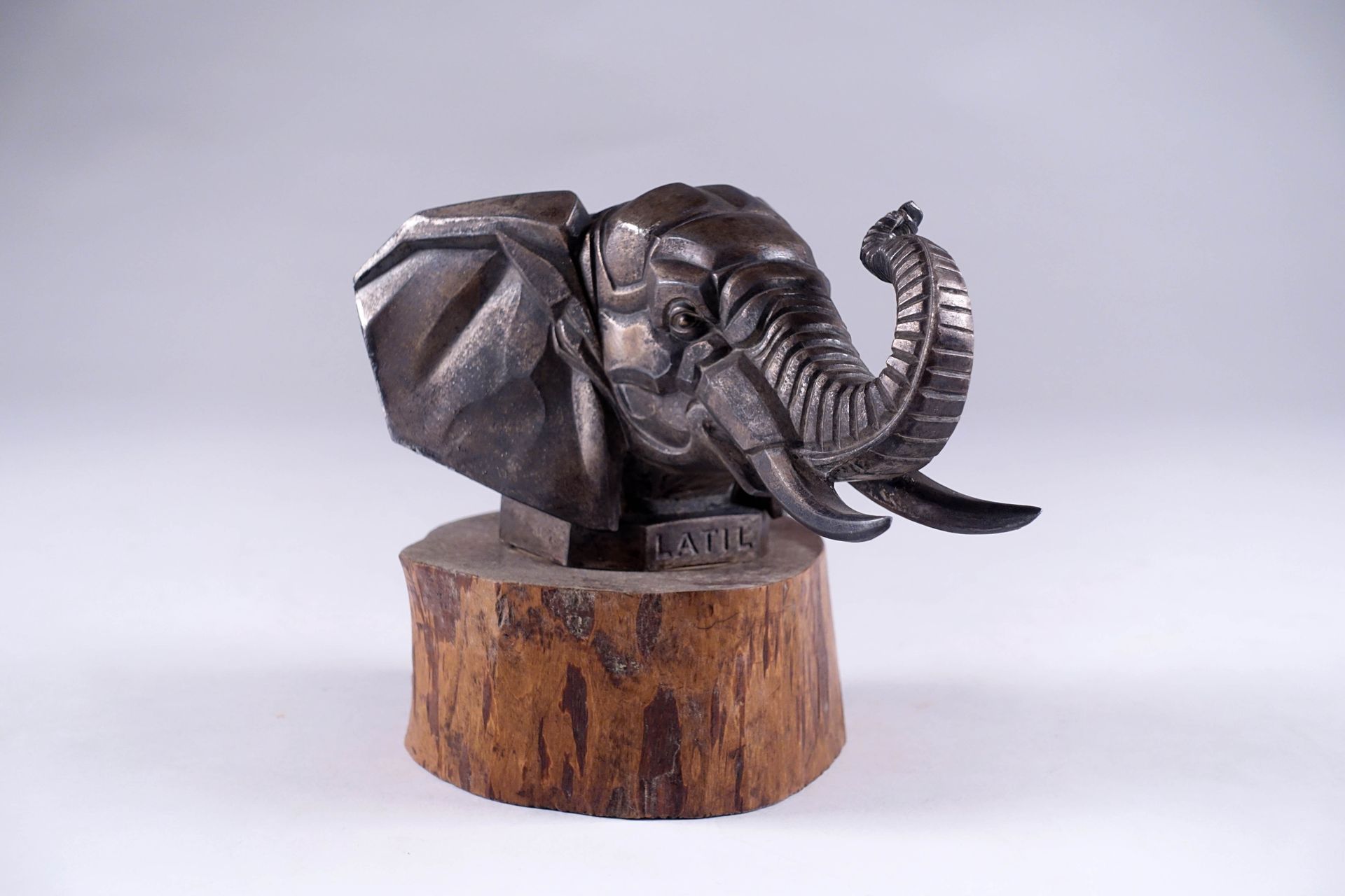 François-Victor Bazin (1897-1956). 象头。拉蒂尔汽车和面包车的象征。复合金属。签名：F. Bazin。30's.长度：15厘米&hellip;