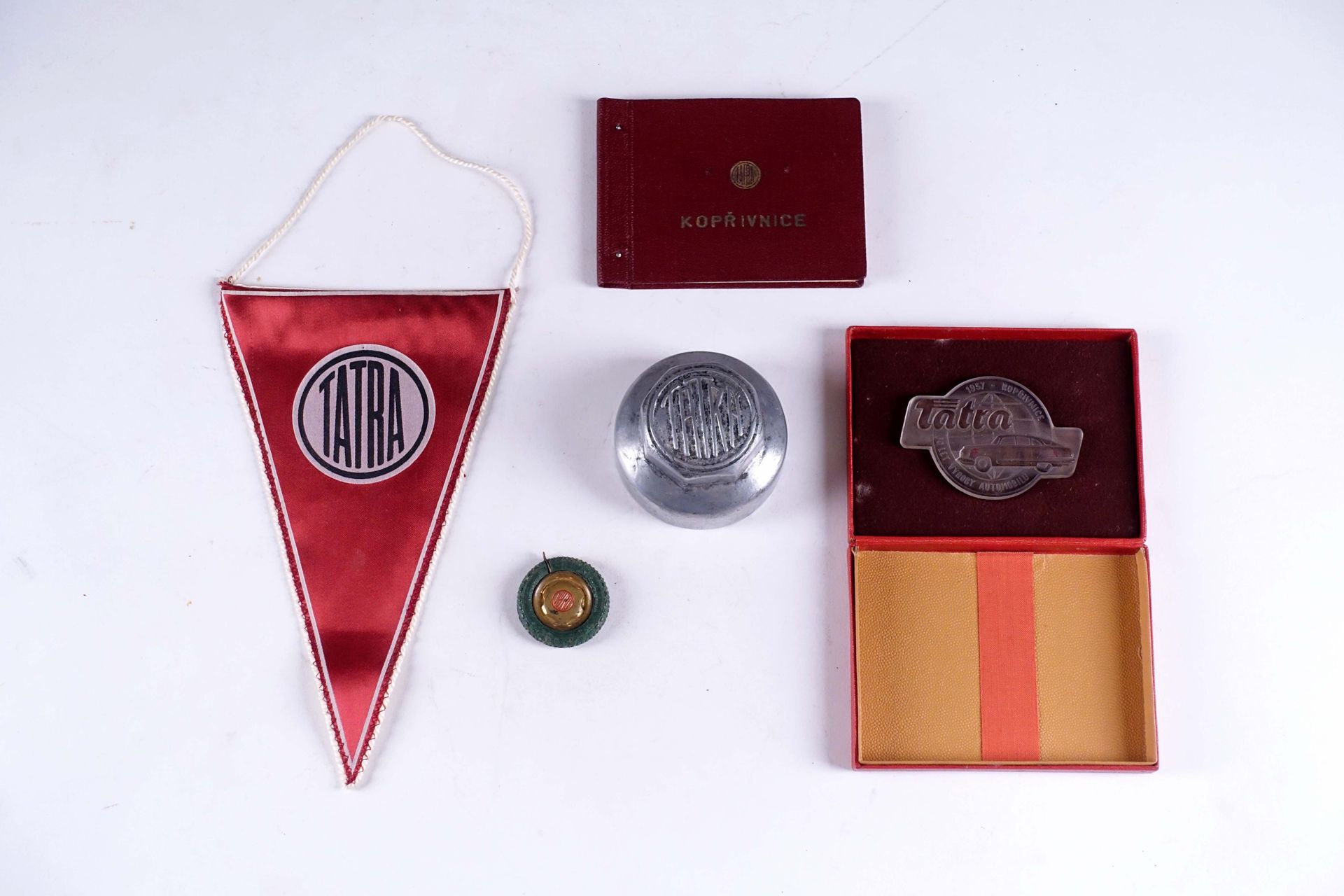 Tatra. 拍品：它展示了一个宣传盒（长：13厘米），内含一本 "Koprivnice "相册，并附有压模玻璃浮雕，日期为1957年，一个钥匙圈，一个铝制轮毂&hellip;