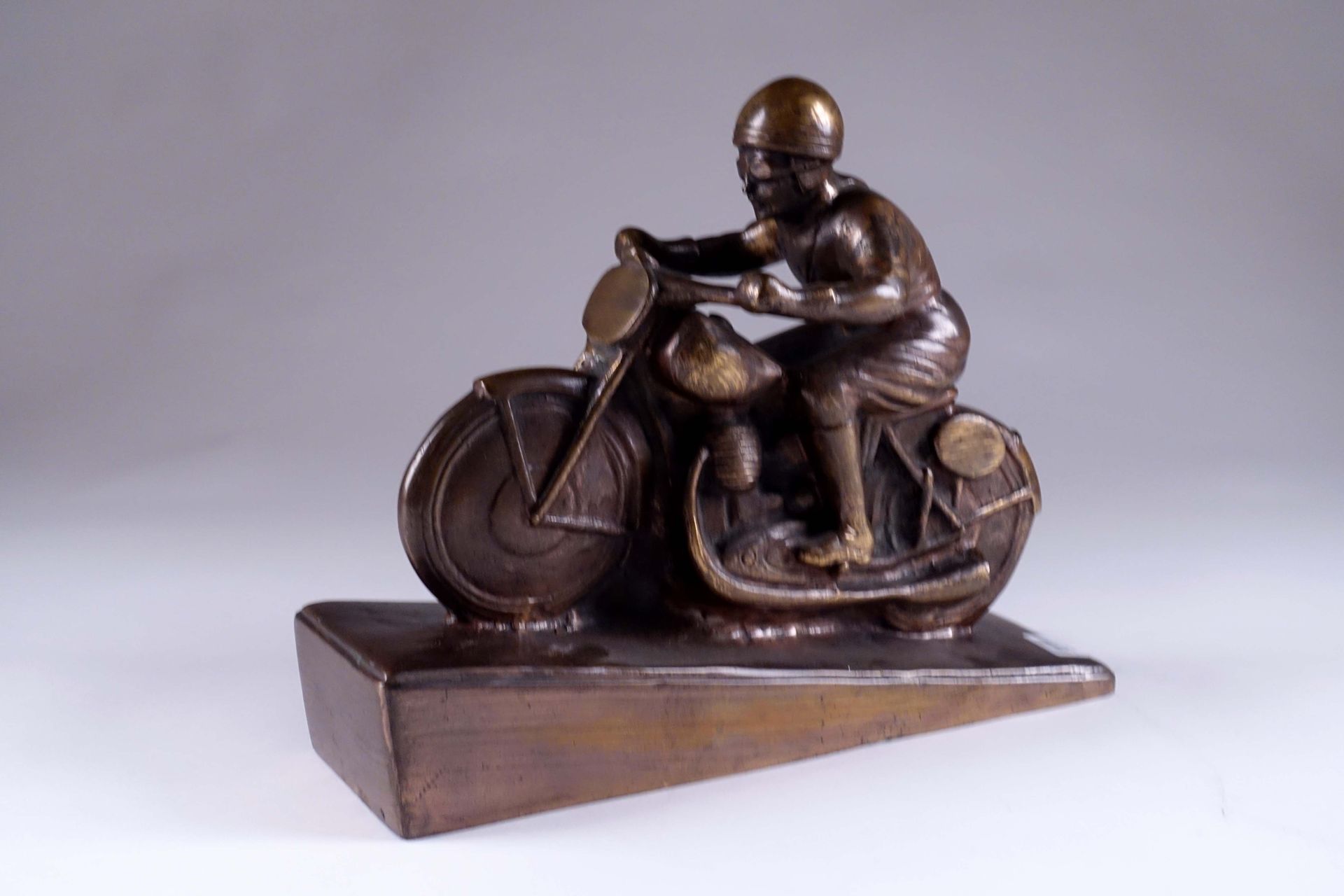 ANONYME. 约1930年。全速前进。抛光青铜证明，显示一个骑着大摩托全速前进的摩托车手。尺寸：38 x 30 x 11厘米。