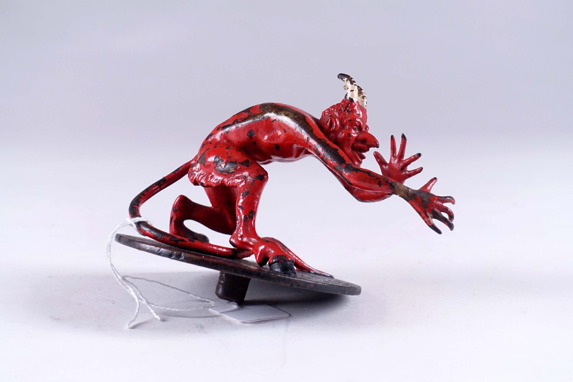 Le pied de nez du diable. Rare mascot of radiator in cold enamelled bronze, red &hellip;