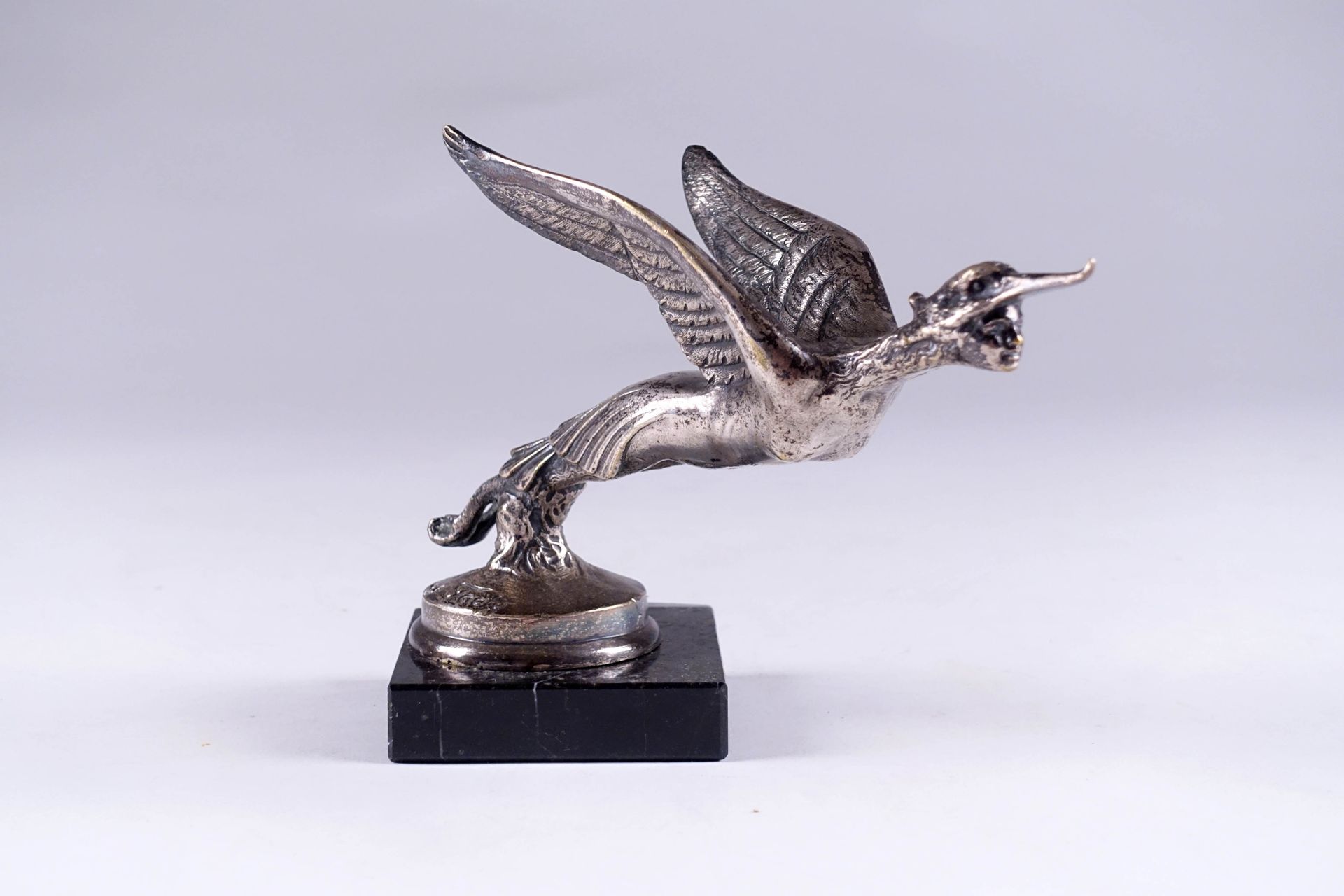 Eugène Fady. 巴黎的鹳鸟。签名为Fady的青铜吉祥物，来自出版商H.布里安在巴黎。这个吉祥物是巴黎圣迪耶车库的专属。长度：22厘米。类似的吉祥物 "&hellip;