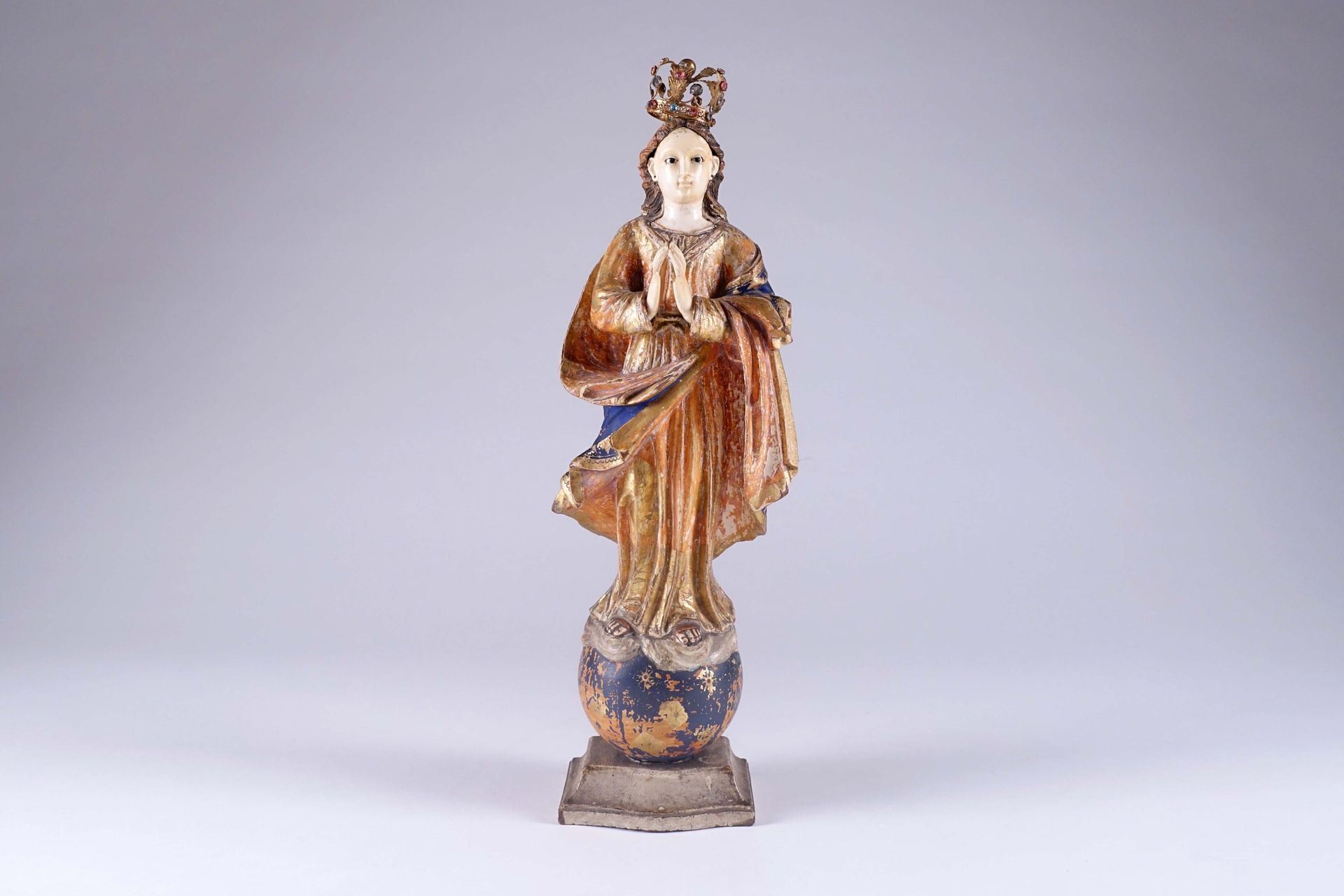 Madone. 描绘的是站在一个天球上，双手紧握。象牙色的头和手。雕刻和多色的木头。印度-葡萄牙人的作品（果阿）。18世纪/19世纪。高度：41厘米。有镀金的铜&hellip;