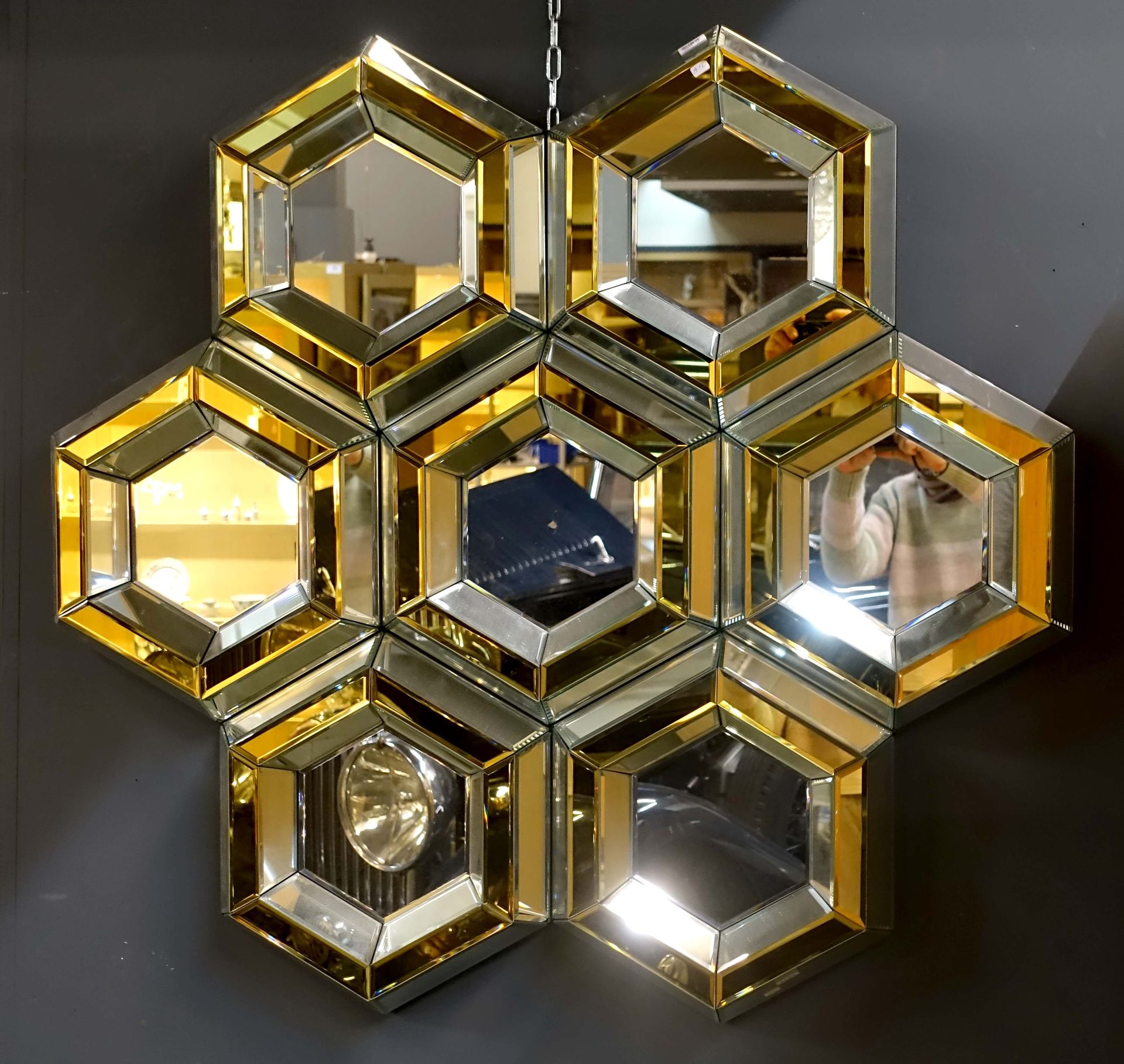 Curieux miroir Constitué de sept hexagones biseautés.
