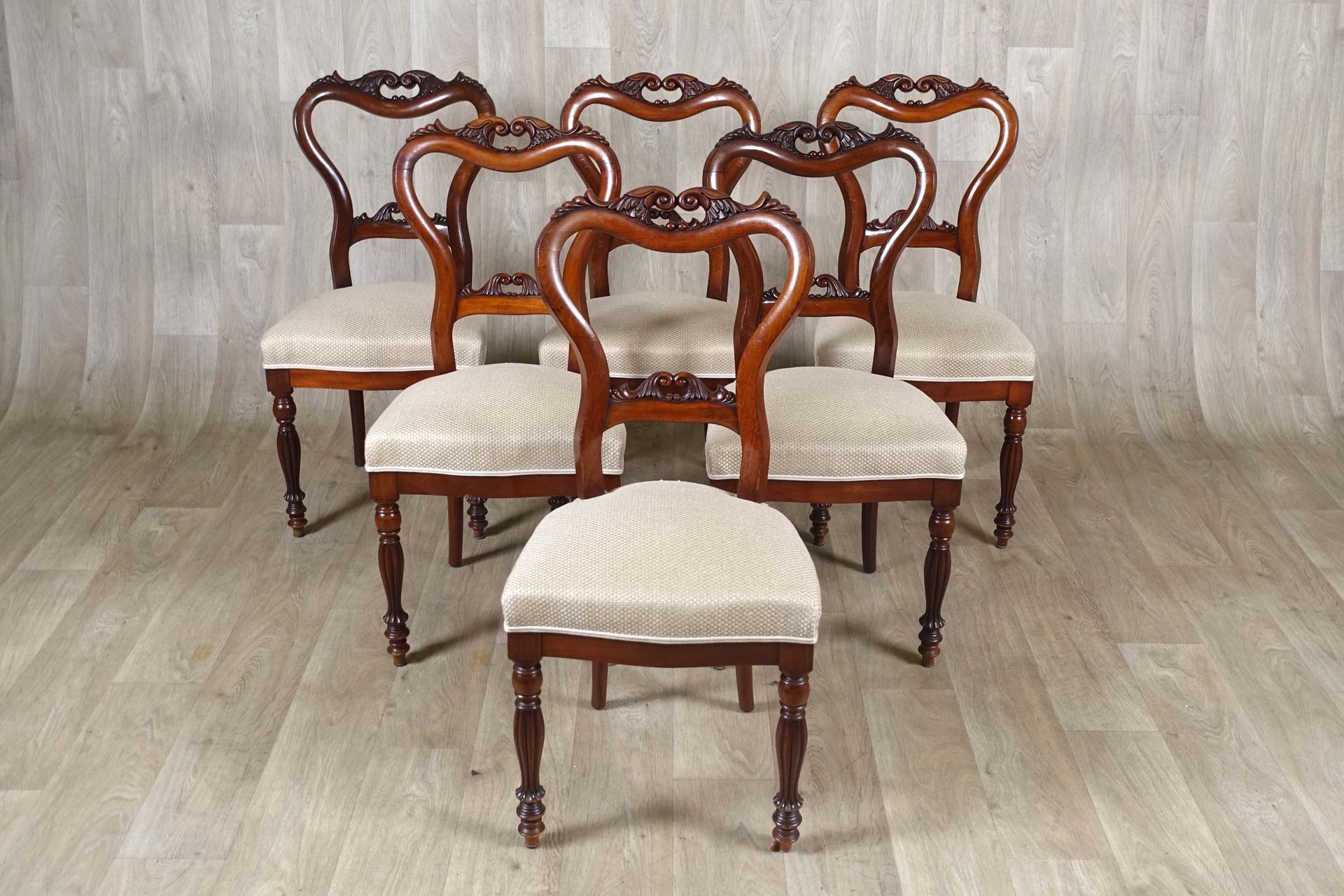 Suite de six Chaises. Backs violonés and heightened of small scrolls. Belts slig&hellip;