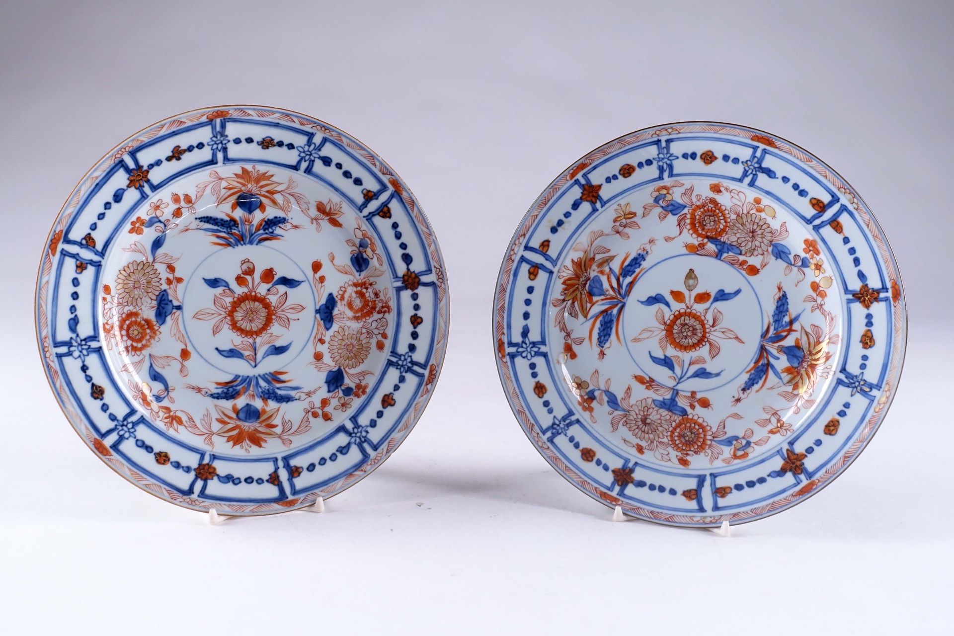 Chine. De la période Qianlong. Pair of porcelain plates with Imari decoration of&hellip;