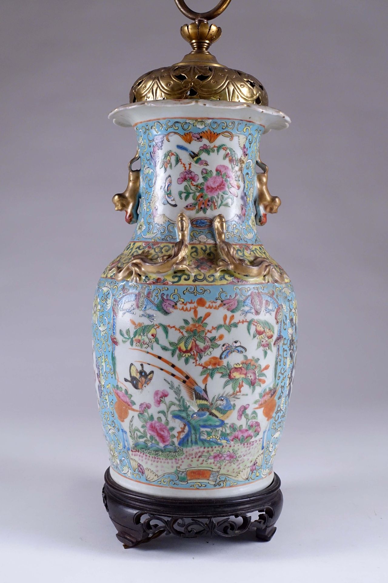Canton. Baluster vase with hemmed neck. Decorated with vignettes on a turquoise &hellip;