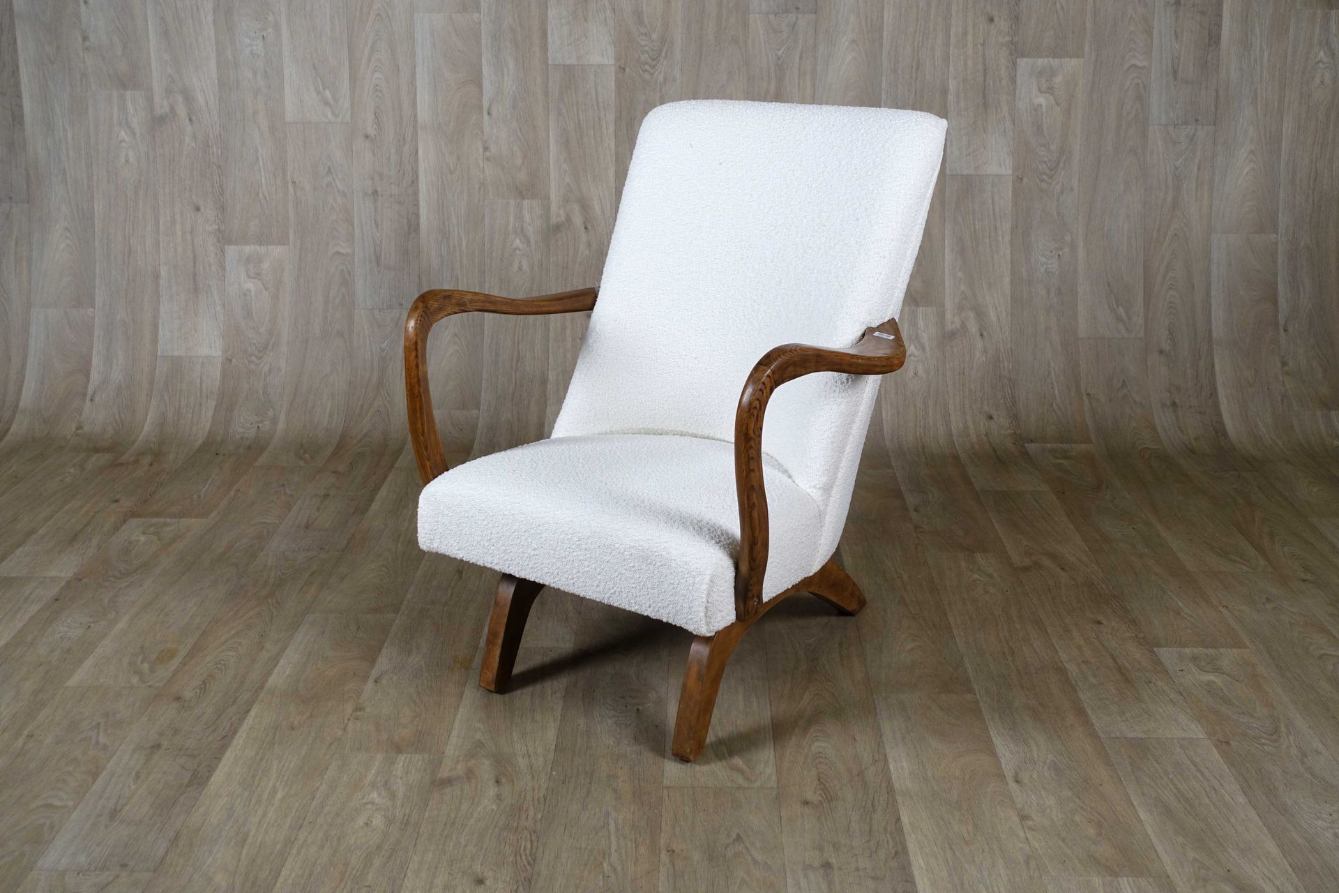 Fauteuil-berceuse. 躺着的座椅和蜿蜒的扶手。腿上有支架。榆木材质的软垫，采用白色织物。50年代/60年代的作品。
